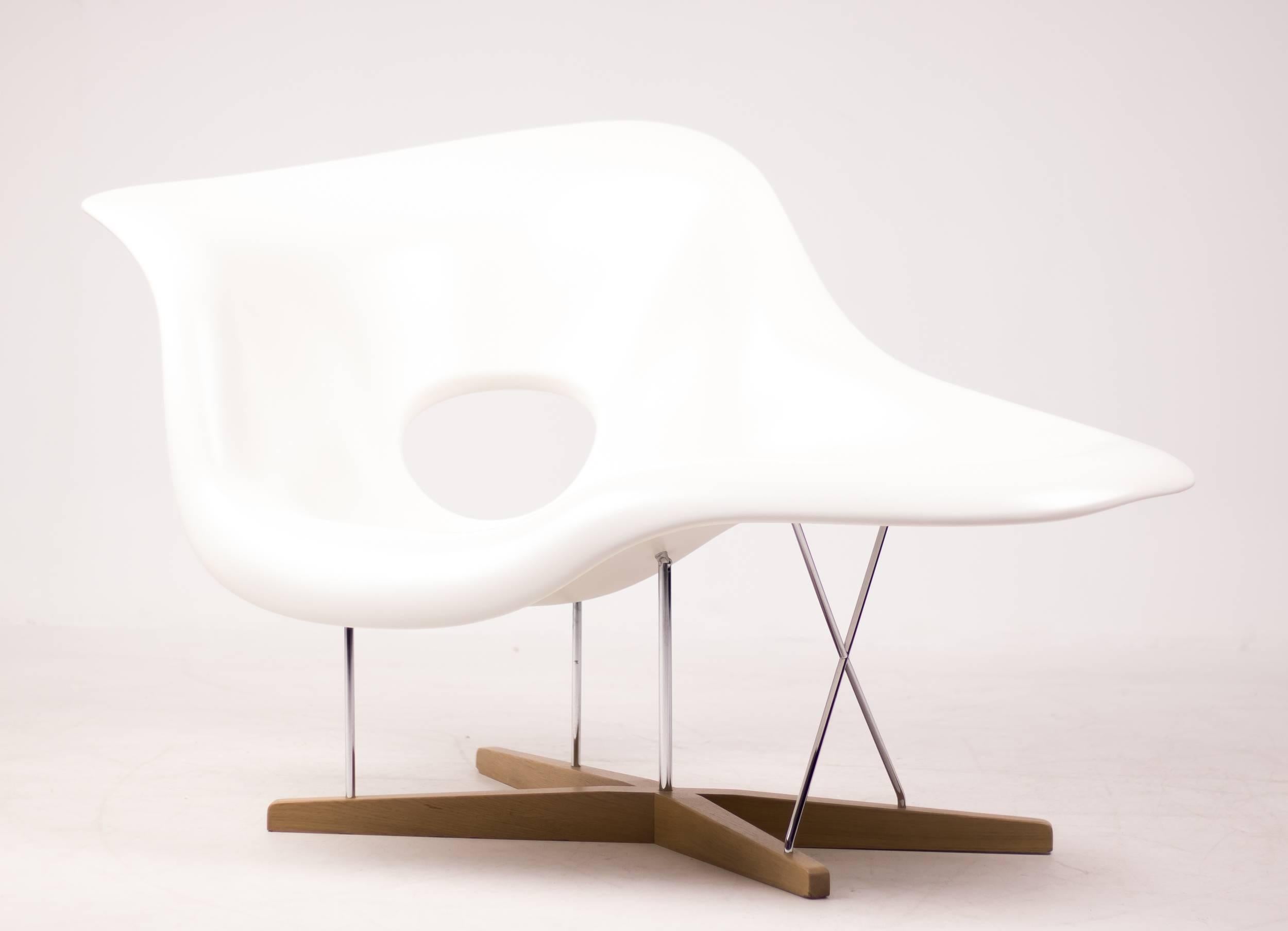 Charles and Ray Eames designed La Chaise in 1948 for a Museum of Modern Art competition. But it is only since 1991 that Vitra has been manufacturing small quantities of the design in serial production. La Chaise is suitable for both sitting and