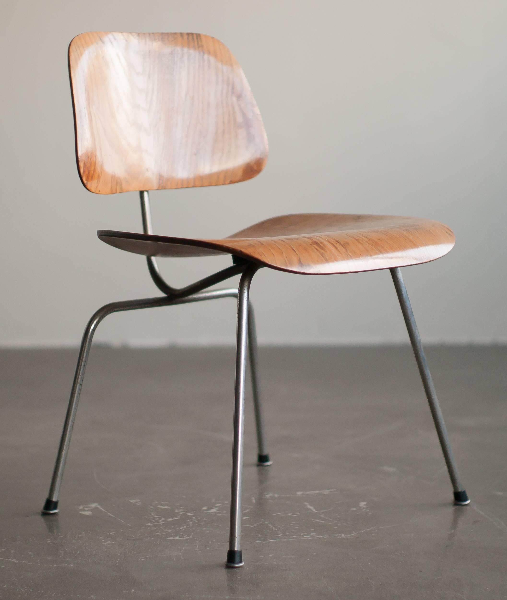 Early Charles Eames for Evans Products Company molded plywood dining chair, stunning ash grain with wonderful patina. Early sock glides and large forged mounting tabs signifying an Evans production. Marked with Evans for Herman Miller