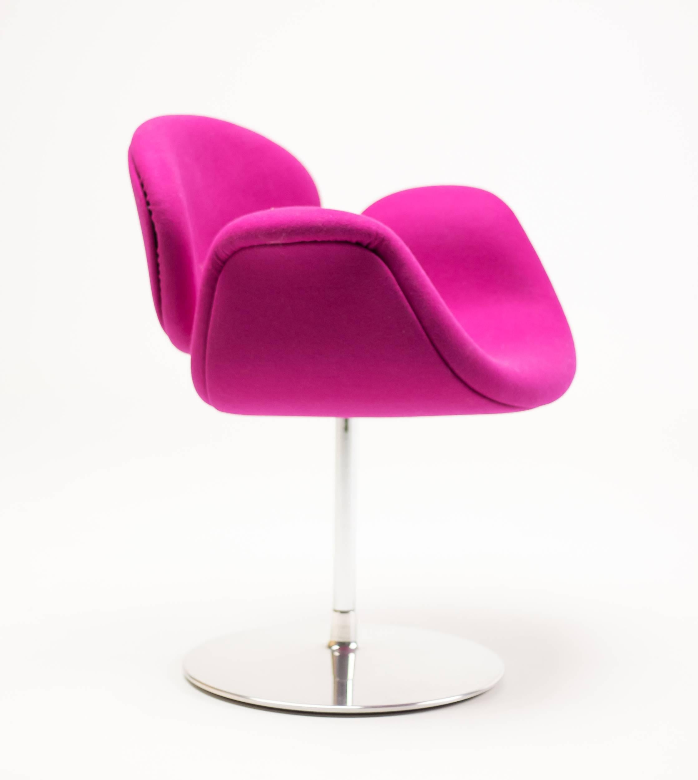 Designed by Pierre Paulin in 1965, made in the Netherlands by Artifort.
Upholstered in Kvadrat 90% wool magenta fabric, chrome swivel base.

 

