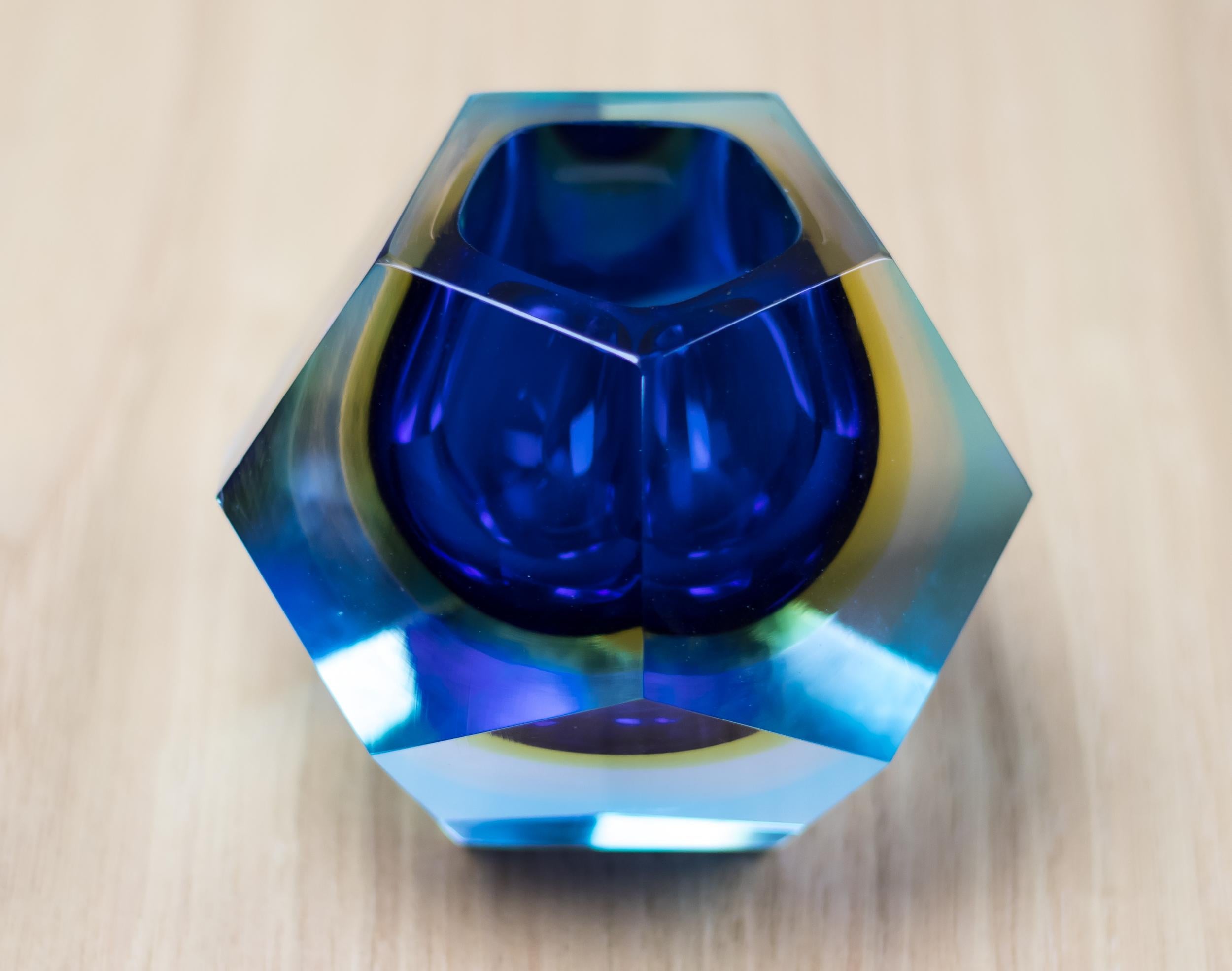 Esempio eccezionale di arte vetraria italiana, questo vaso in vetro di Murano Sommerso di Alessandro Mandruzzato mostra l'eleganza senza tempo e la maestria per cui Murano è famosa in tutto il mondo. Realizzato a mano sull'isola veneziana di Murano,