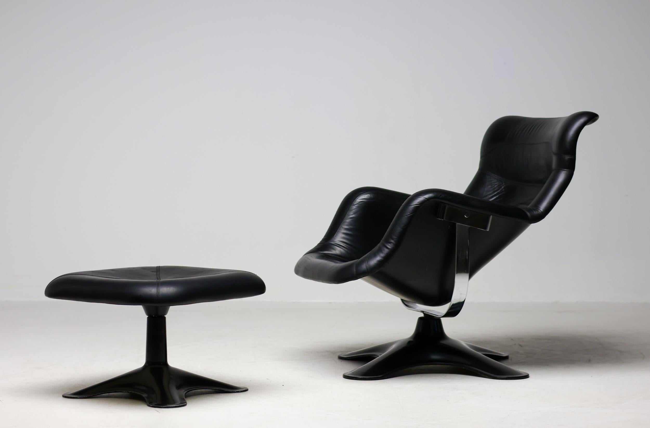 Original 1964 Karuselli Lounge Chair et Ottoman en cuir noir par Yrjö Kukkapuro pour Haimi avec très rare pouf pivotant.

Véritable icône du design moderniste, la chaise longue et l'ottoman Karuselli du designer finlandais Yrjö Kukkapuro sont