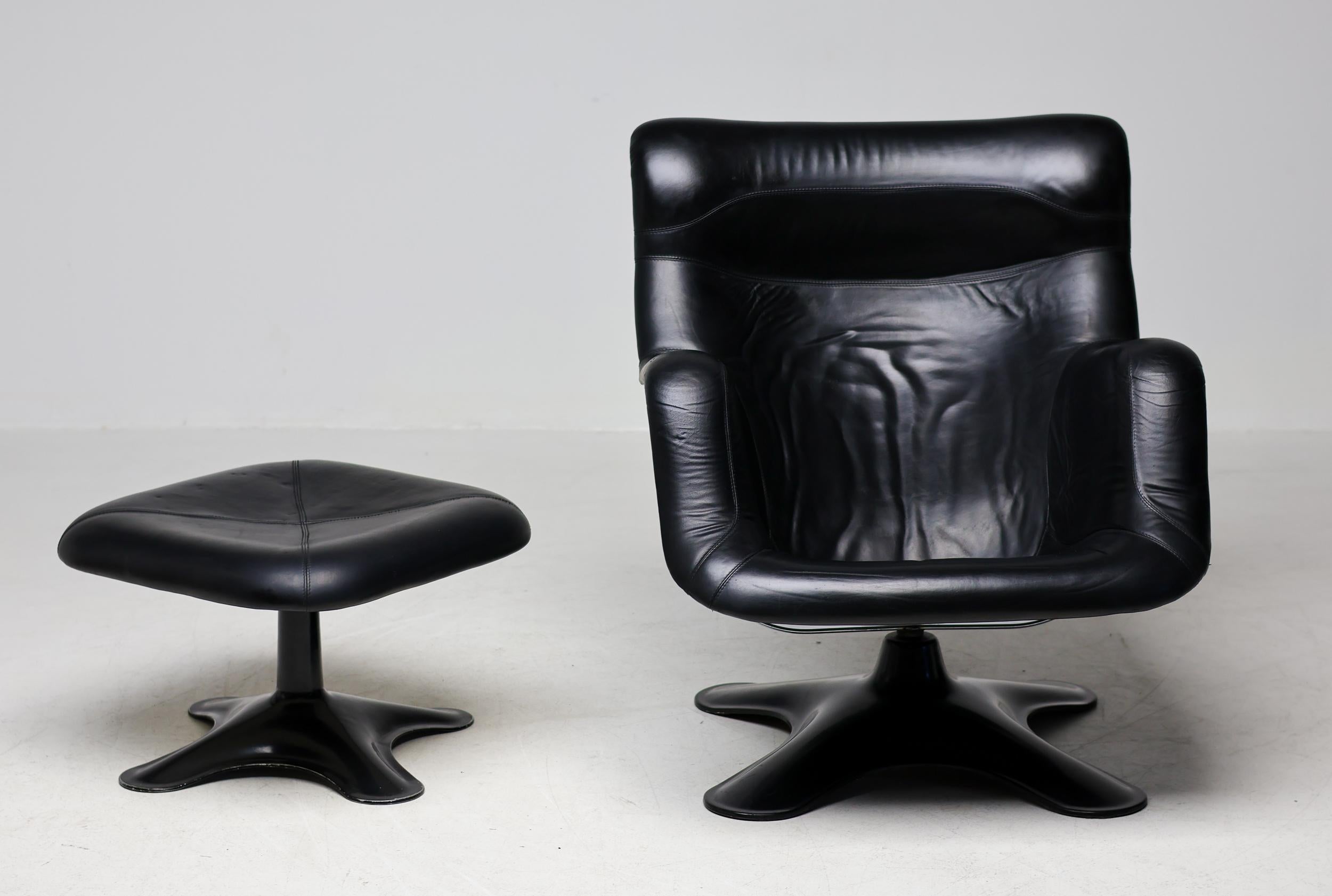 Cuir Chaise longue et ottoman Karuselli noirs, modernes du milieu du siècle, par Yrjo Kukkapuro en vente