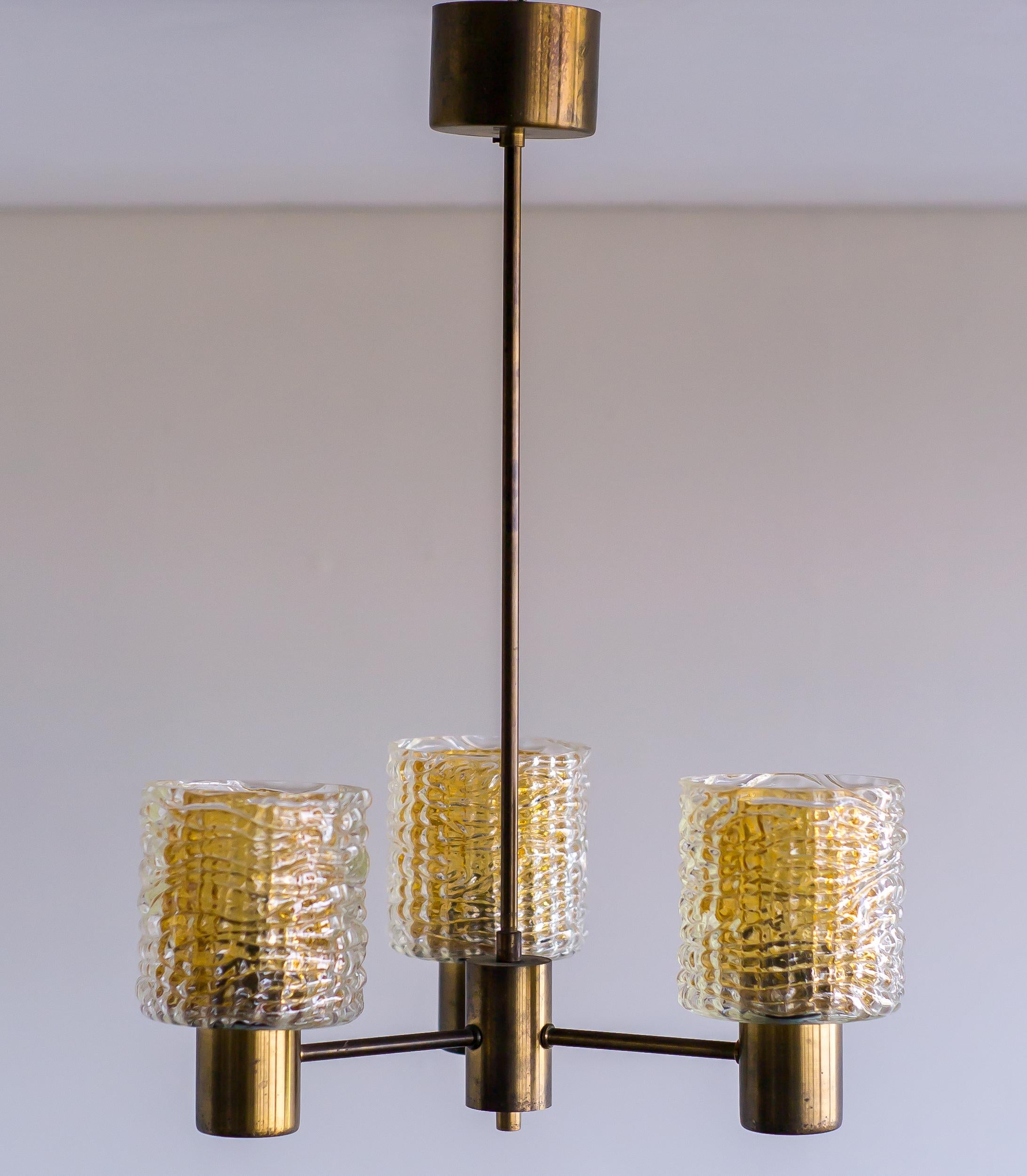 Lampadario di metà secolo con paralumi in cristallo e vetro ambrato di Carl Fagerlund per Orrefors, Svezia, circa 1960.

Squisito esempio di design scandinavo di metà secolo, questo lampadario del rinomato designer svedese Carl Fagerlund per