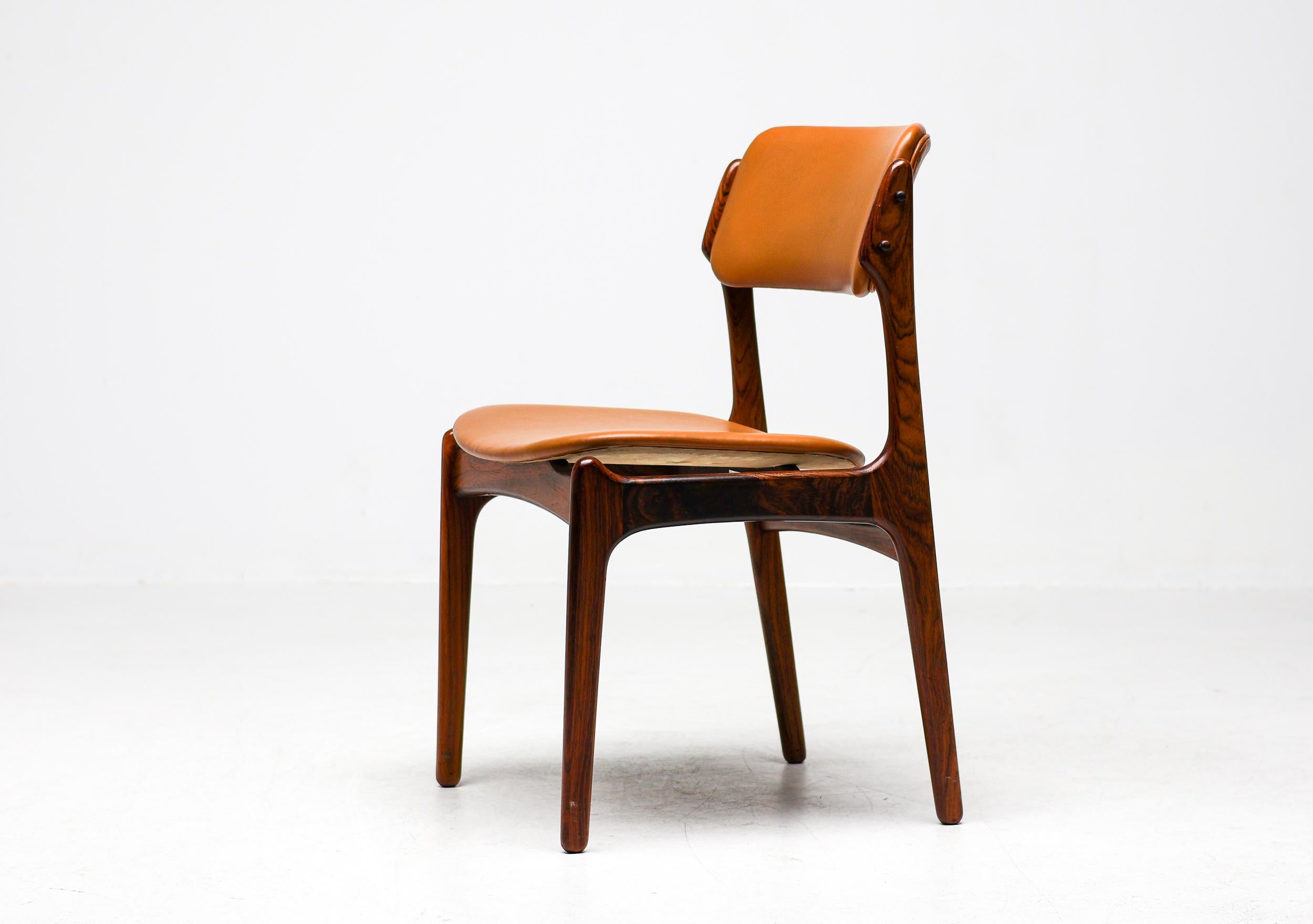 Ein atemberaubendes Beispiel für skandinavische Handwerkskunst und modernistisches Design: Dieses Set aus sechs Model 49 Esszimmerstühlen des dänischen Designers Erik Buch strahlt zeitlose Eleganz und Raffinesse aus. Das ursprünglich in den 1950er