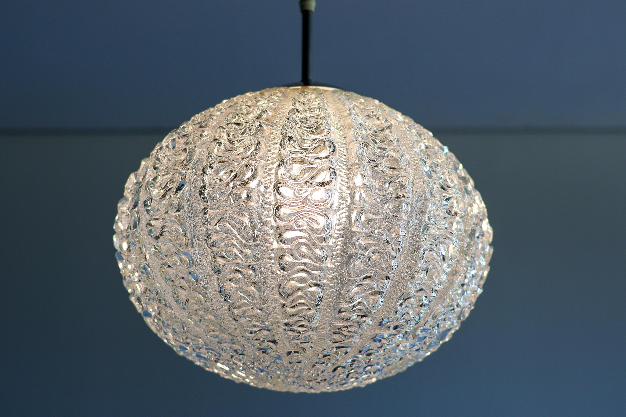 Eleva i tuoi interni con questo splendido ciondolo a globo Doria, un pezzo straordinario del design tedesco degli anni '60. Realizzato dal rinomato produttore di illuminazione Doria Leuchten, questo pendente incarna l'eleganza e l'innovazione che