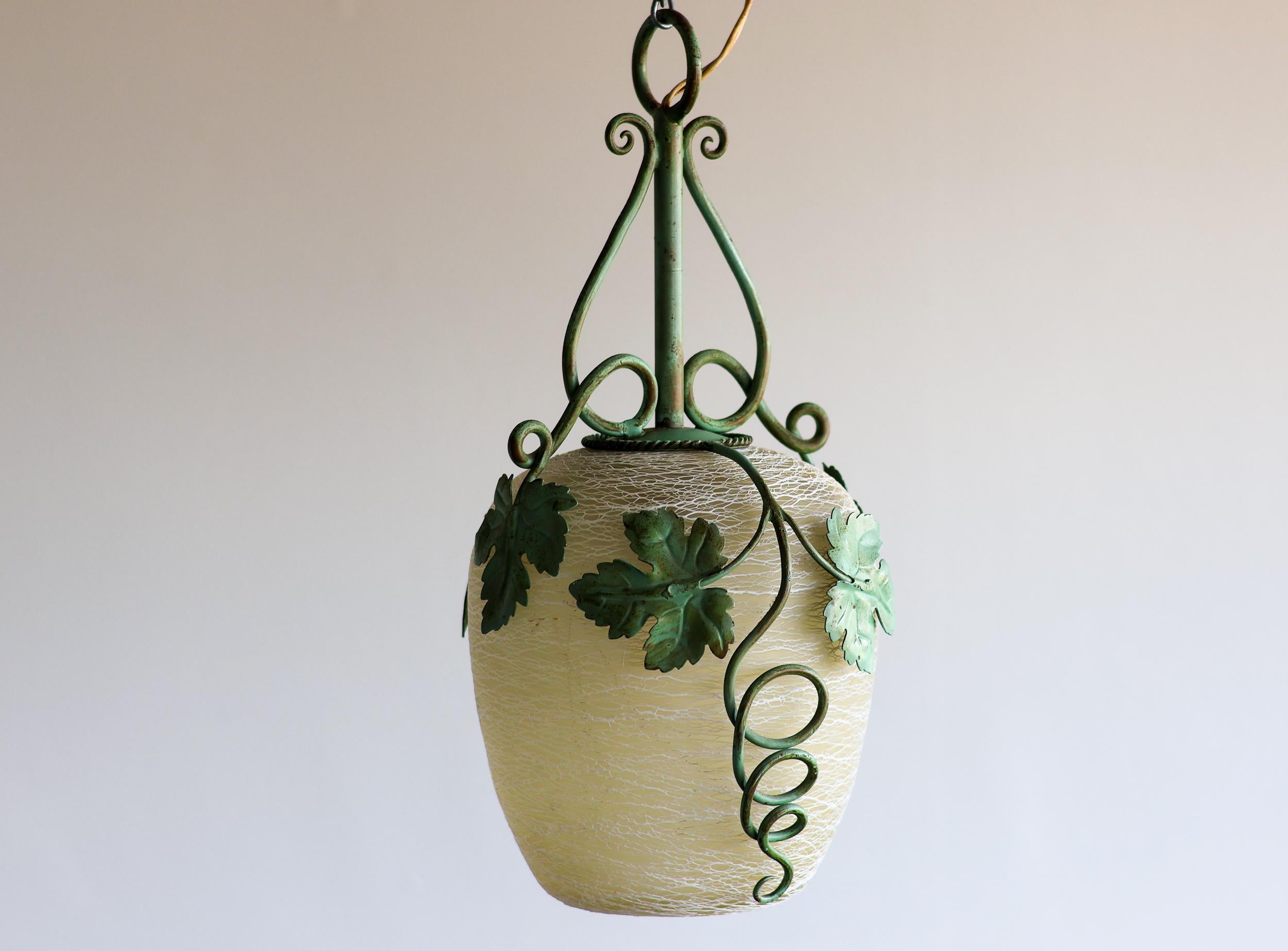 XX secolo Ciondolo in ferro battuto Art Nouveau a forma di foglie d'uva in vendita