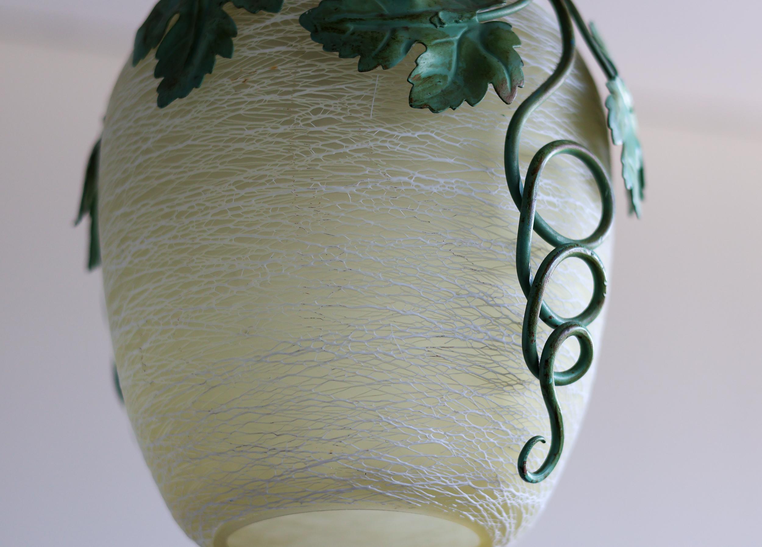 Ciondolo in ferro battuto Art Nouveau a forma di foglie d'uva in vendita 4