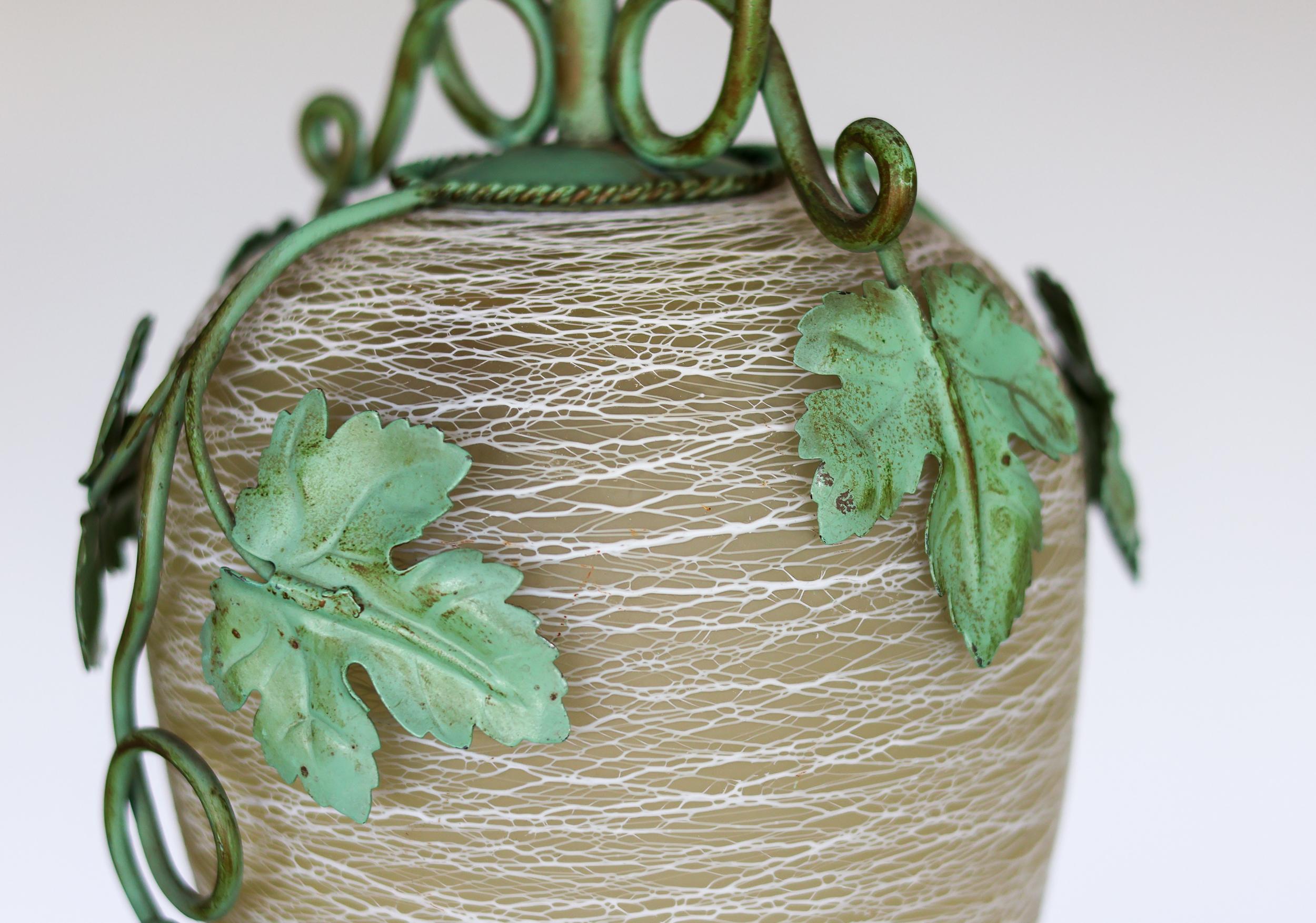 Vetro Ciondolo in ferro battuto Art Nouveau a forma di foglie d'uva in vendita