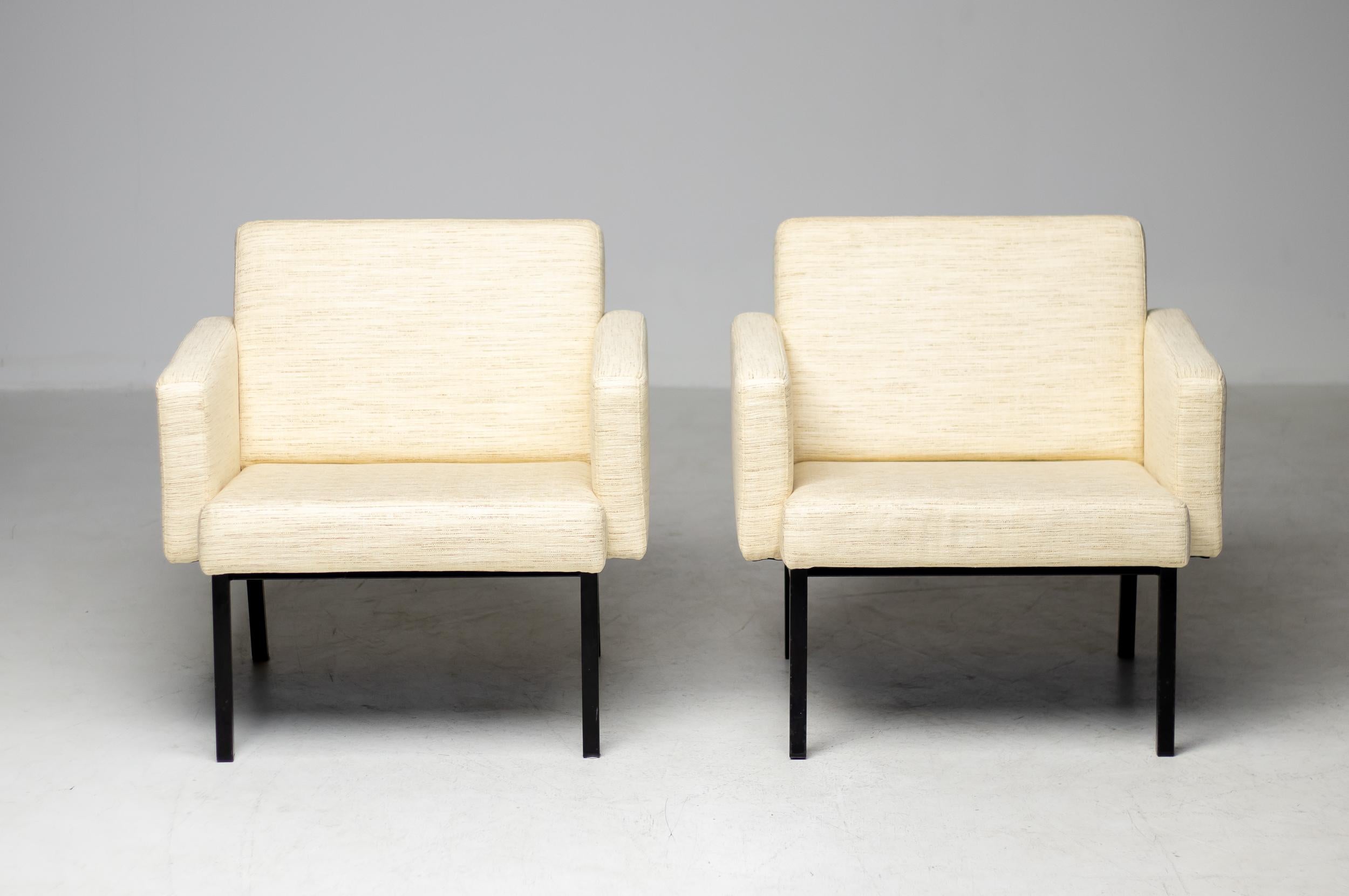 Paire de chaises longues Martin Visser SZ48 en laine crème, élégance hollandaise du milieu du siècle.

La sophistication intemporelle rencontre le design iconique dans cette paire de chaises de salon Martin Visser SZ48, un exemple rare et recherché