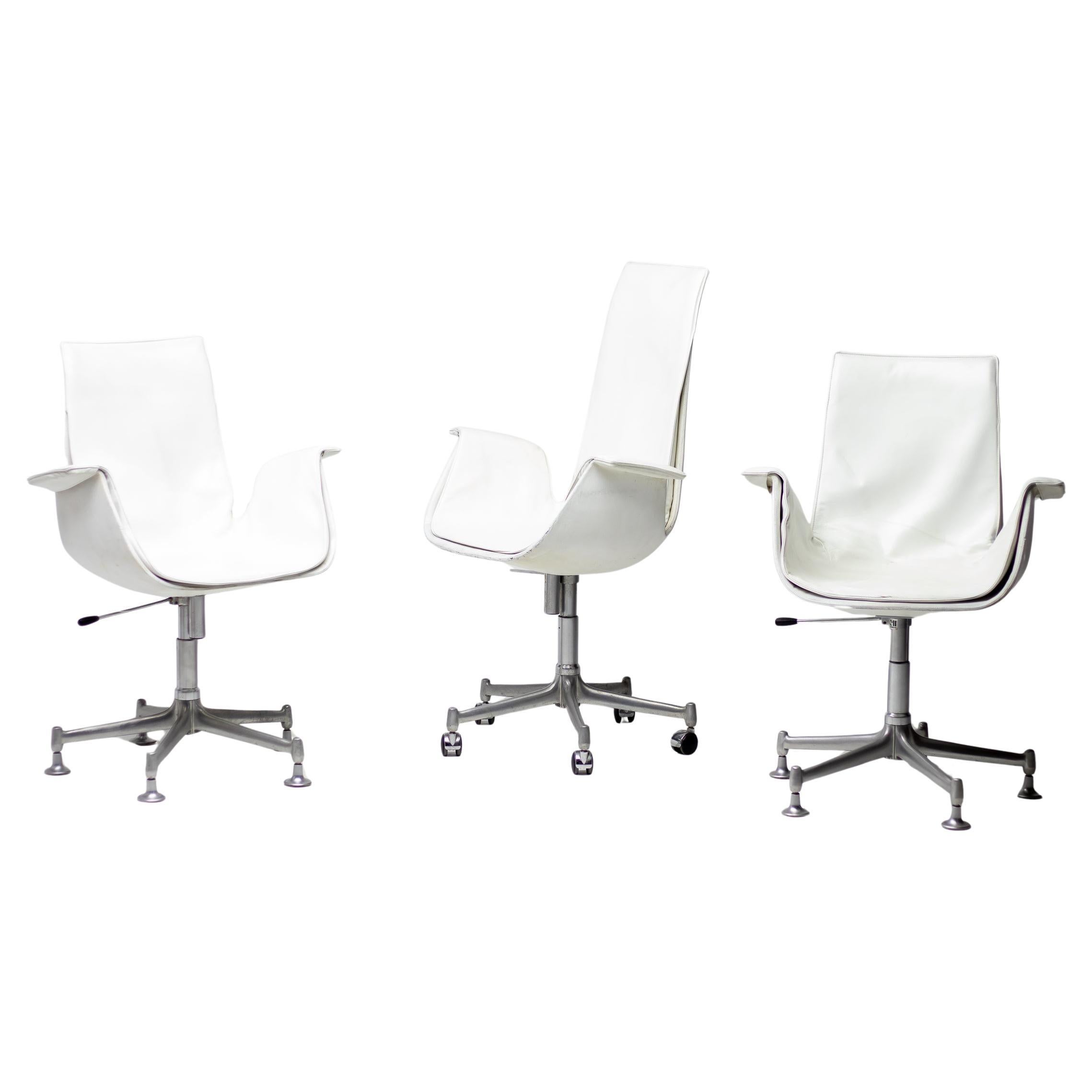 Trois chaises de bureau en cuir blanc Mid Mod Bird par Fabricius & Kastholm pour Whiting en vente