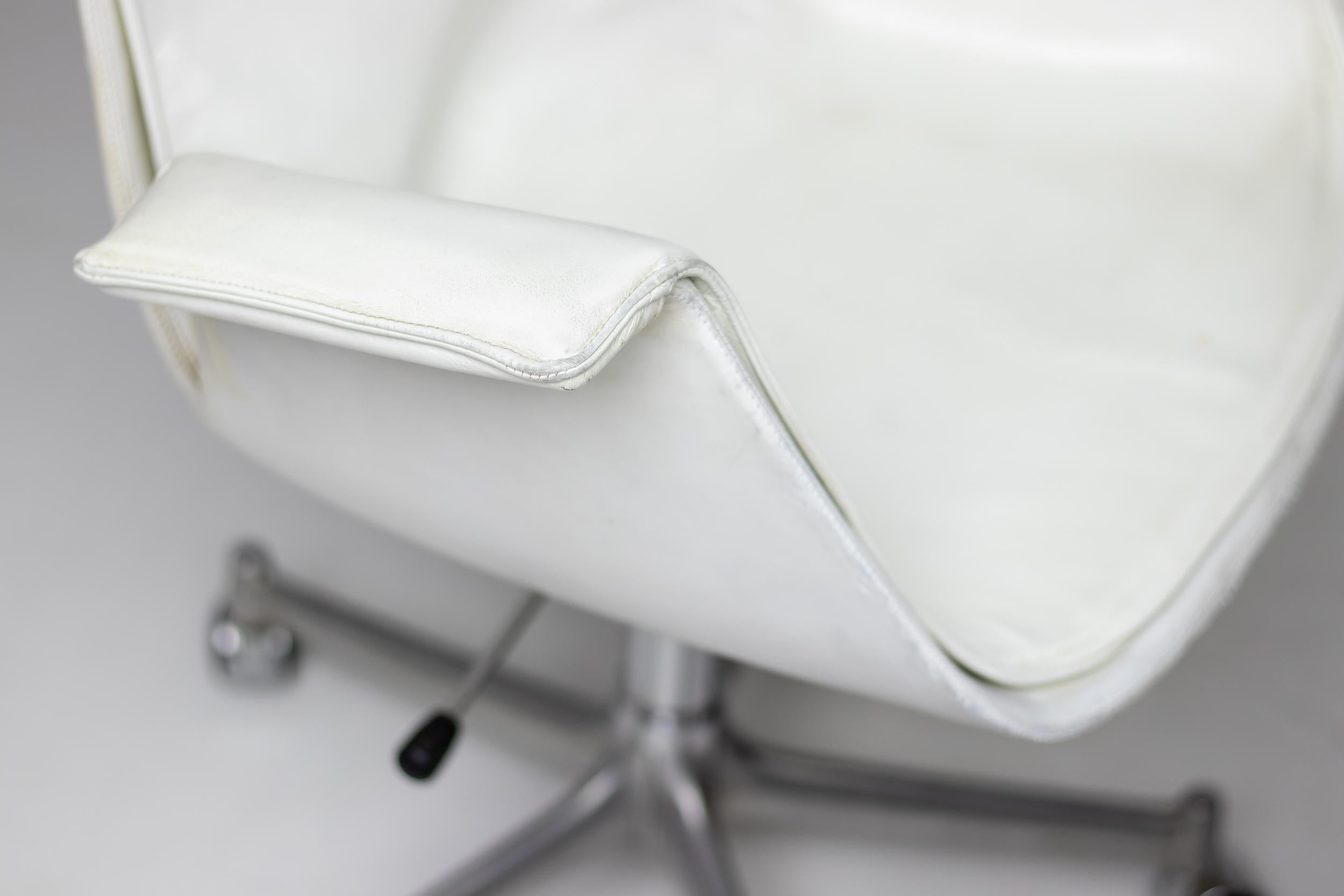 Mid-Century Modern Trois chaises de bureau en cuir blanc Mid Mod Bird par Fabricius & Kastholm pour Whiting en vente