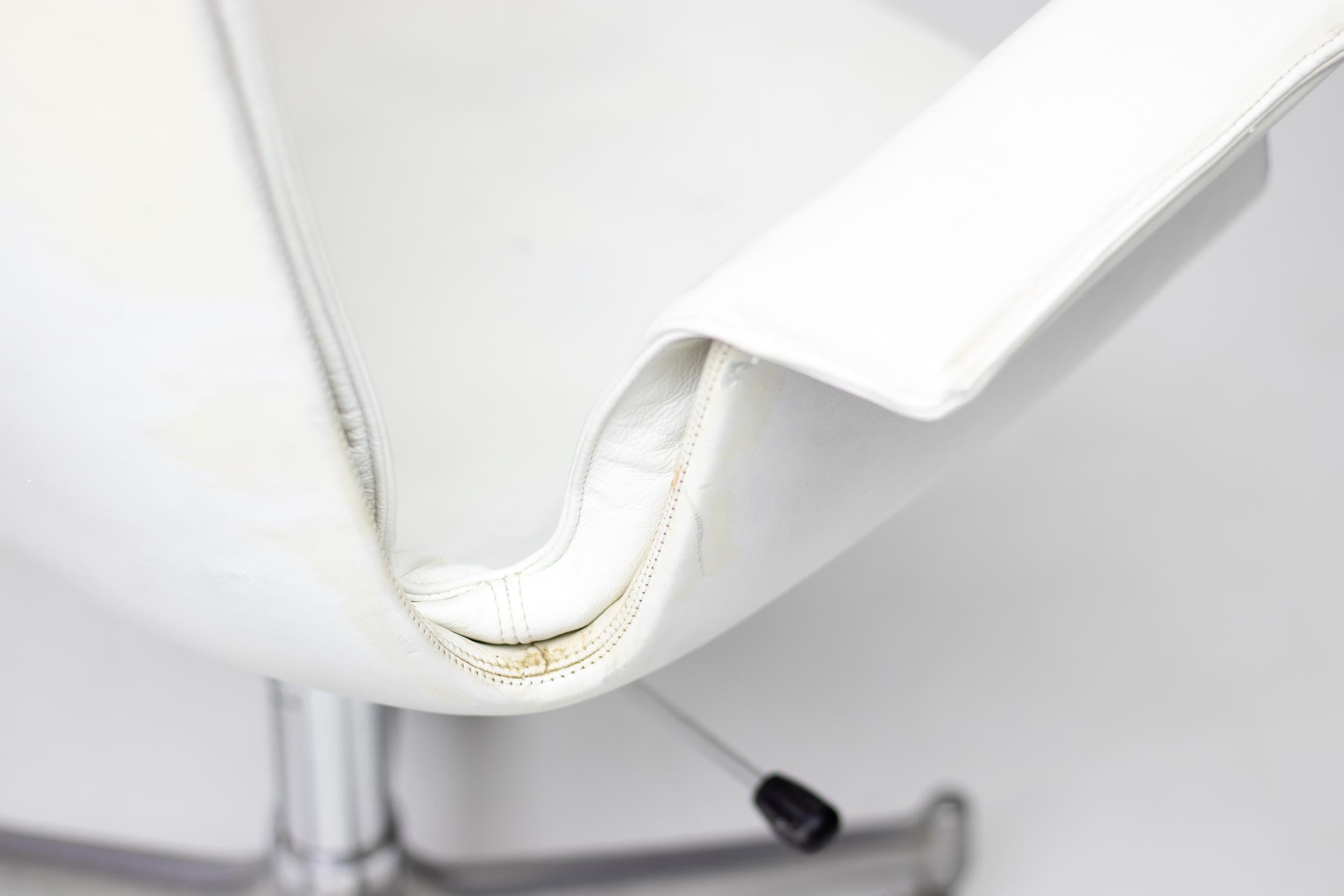 Trois chaises de bureau en cuir blanc Mid Mod Bird par Fabricius & Kastholm pour Whiting en vente 2