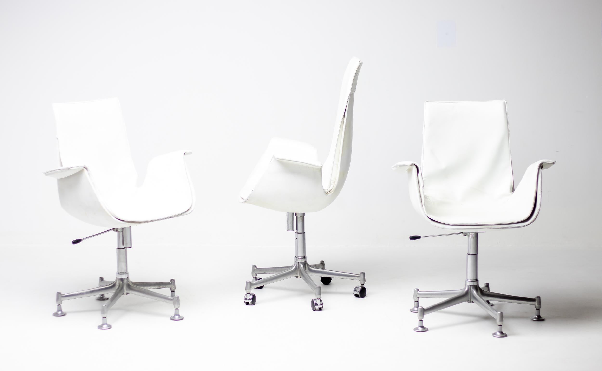 Danois Trois chaises de bureau en cuir blanc Mid Mod Bird par Fabricius & Kastholm pour Whiting en vente