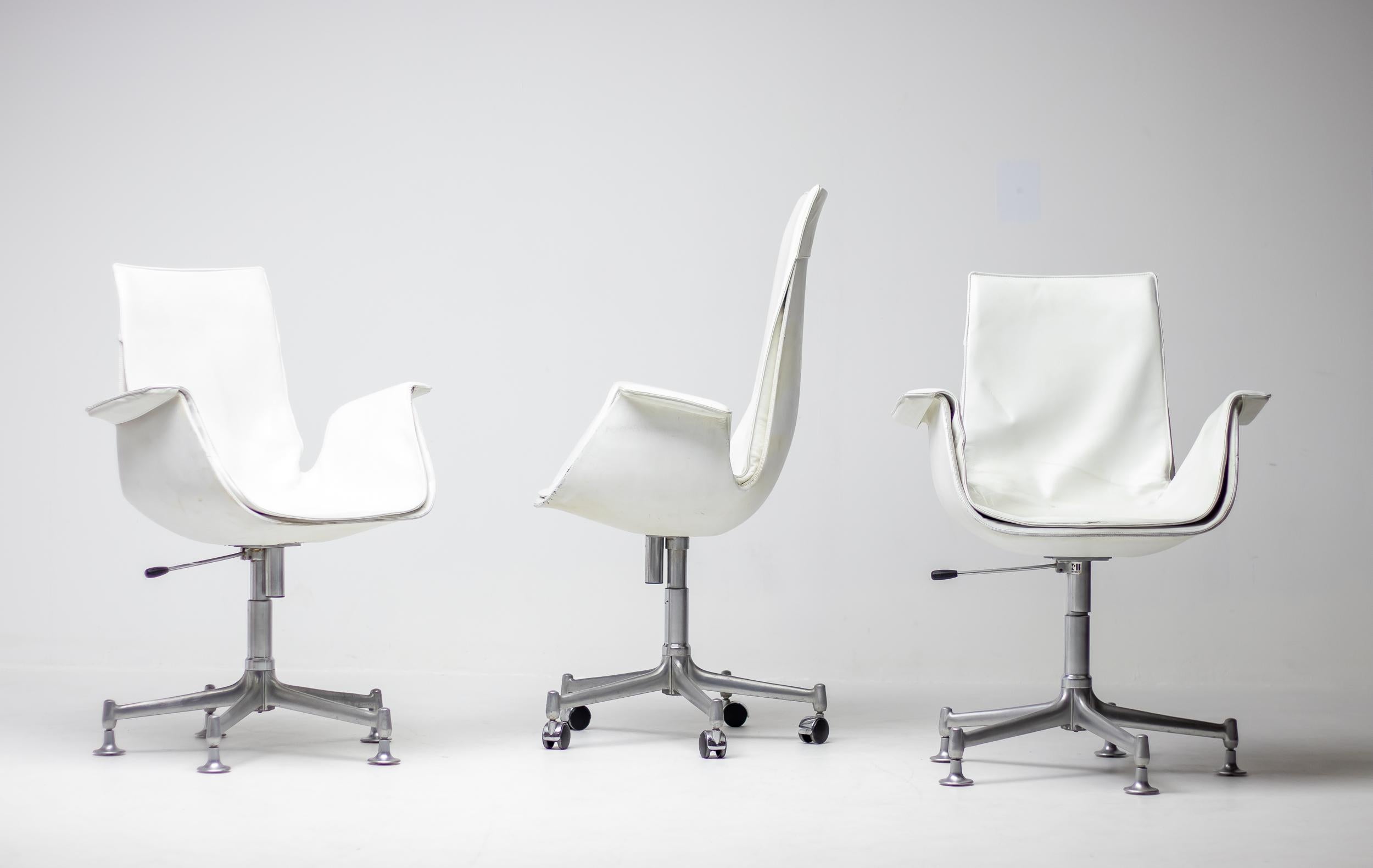 Trois chaises de bureau en cuir blanc Mid Mod Bird par Fabricius & Kastholm pour Whiting en vente 6