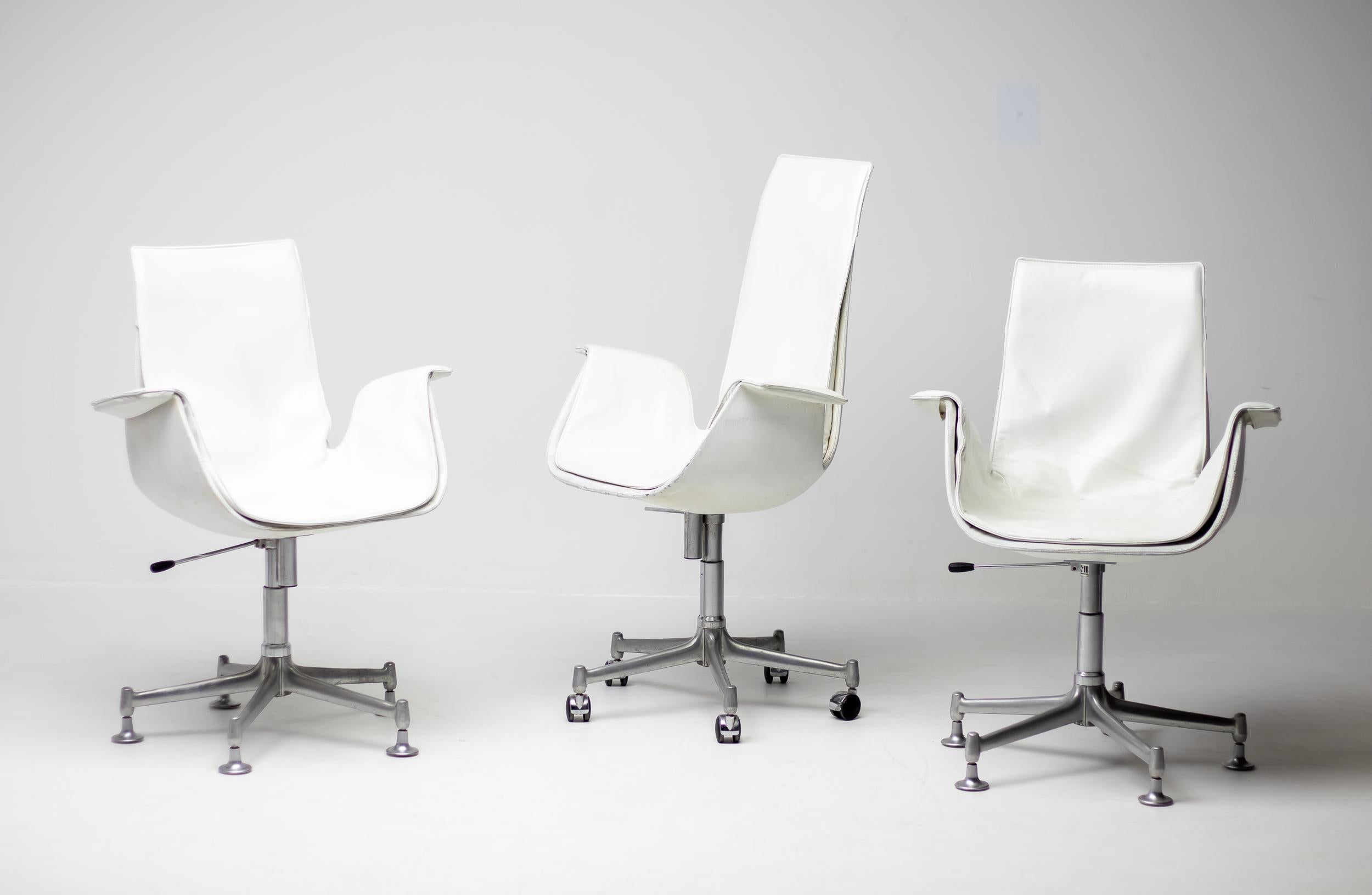 Trois chaises de bureau en cuir blanc Mid Mod Bird par Fabricius & Kastholm pour Whiting en vente 8