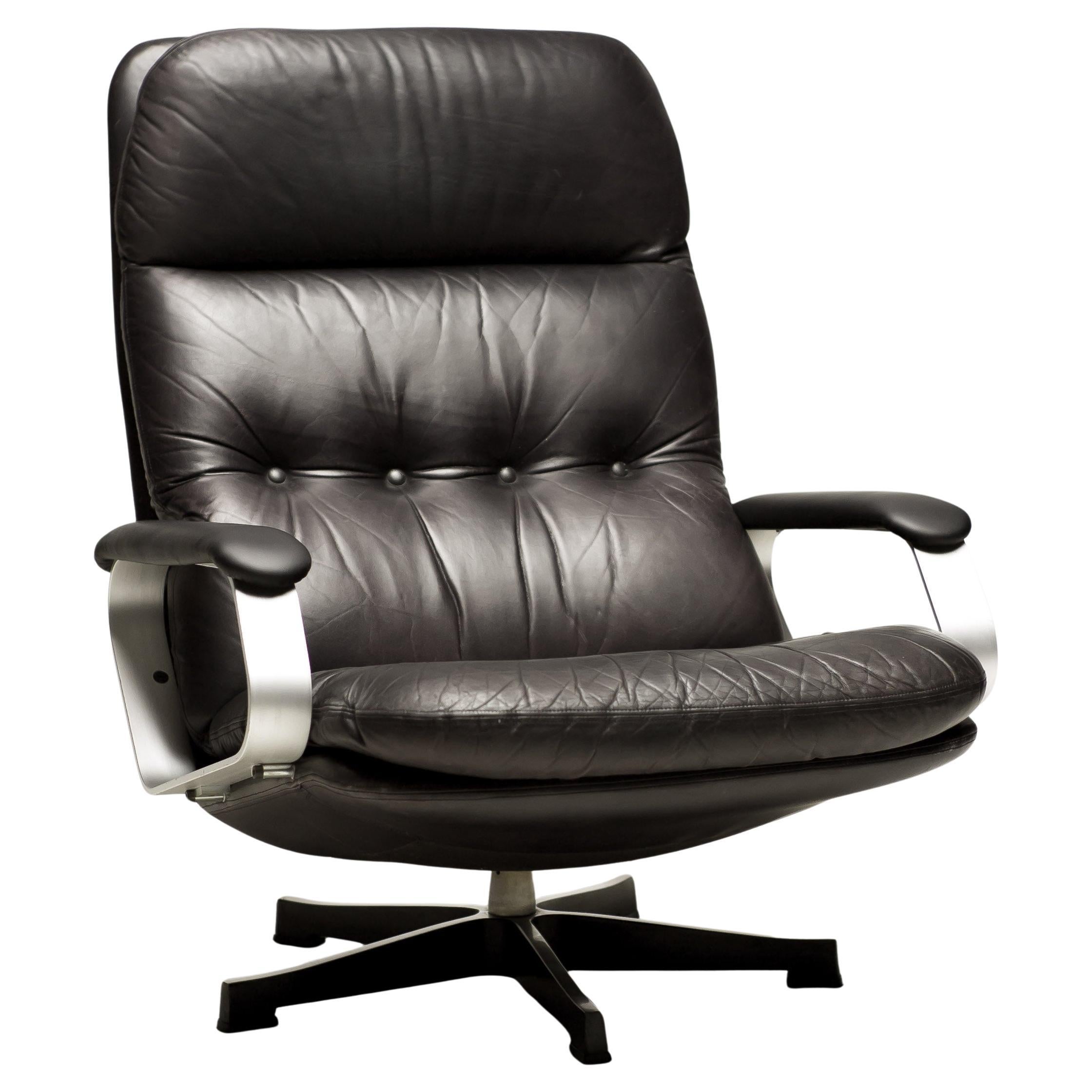 Sedia da salotto moderna di metà secolo in alluminio e pelle nera - Comfort da Mad Men