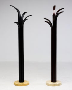 Coppia di appendiabiti scultorei in compensato di Carlo Cerbaro per Porada