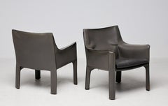 Coppia coordinata di poltrone Cassina Cab 414 in pelle di elefante grigia, Mario Bellini