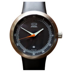Ikepod Megapode Date en acero inoxidable, diseñado por Marc Newson, Suiza