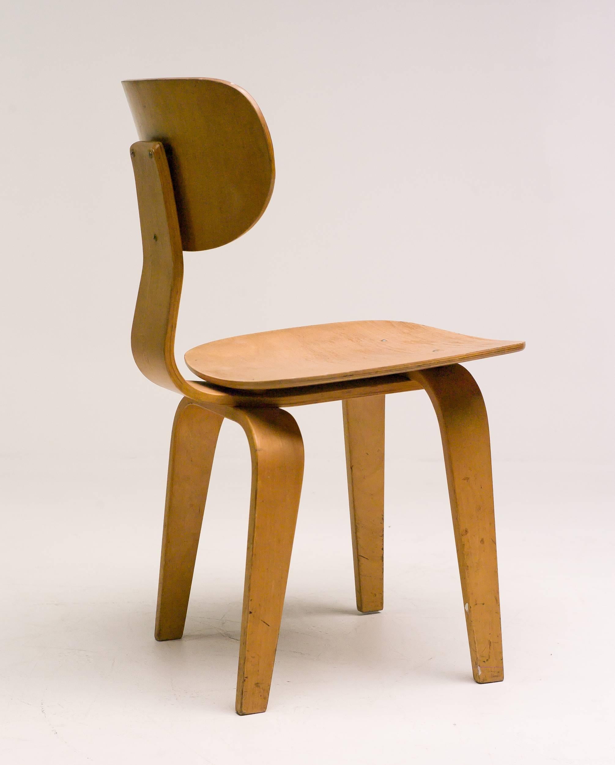 Rare original vintage plywood dining chair designed by Cees Braakman for UMS Pastoe.

 
 