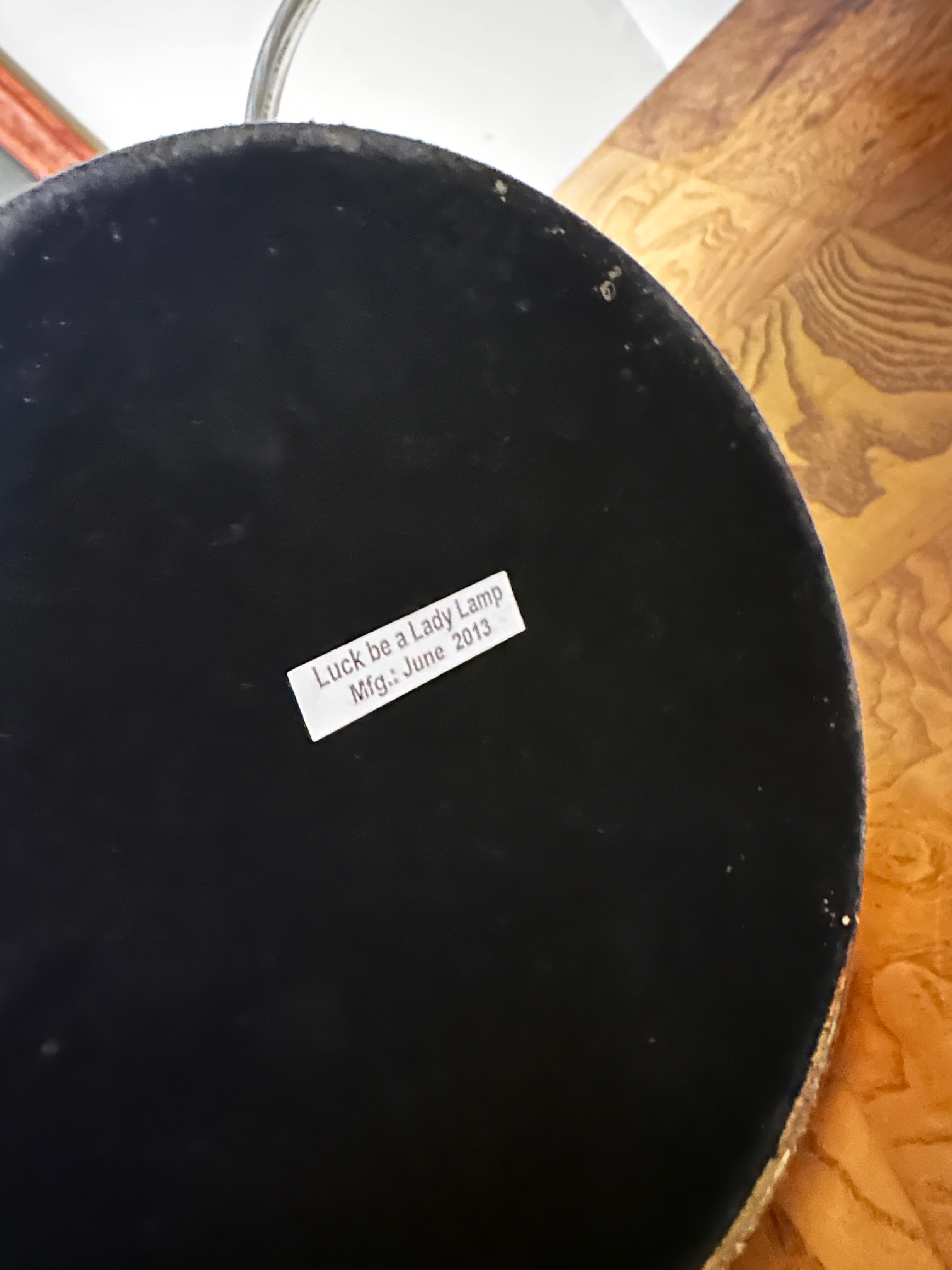 Produit en 2013, importé d'Inde, il fait fureur sur internet et dans les grands salons d'intérieur de High Point. 

Actuellement, il n'est pas en production. 

Verre vert avec accents en laiton, bouton tournant en acier lourd de haute qualité, et