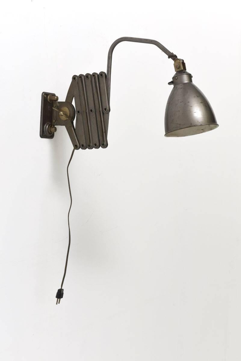 Scissor arm wall-mounted extendable lamp of French origin.
Dating from the middle part of the 20th century.