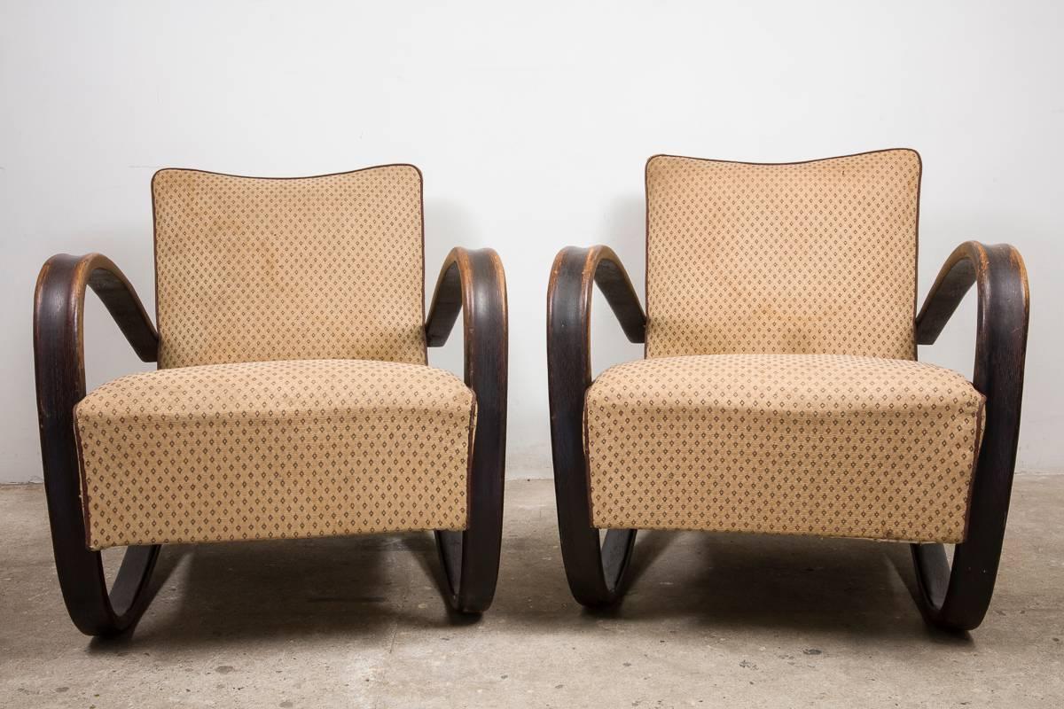Pair of Art Deco lacquered bentwood lounge armchairs in original condition, very good and stabile construction, distressed upholstery, designed by Jindrich Halabala, 1930s. 
Original motif upholstery in good condition, one set available in different