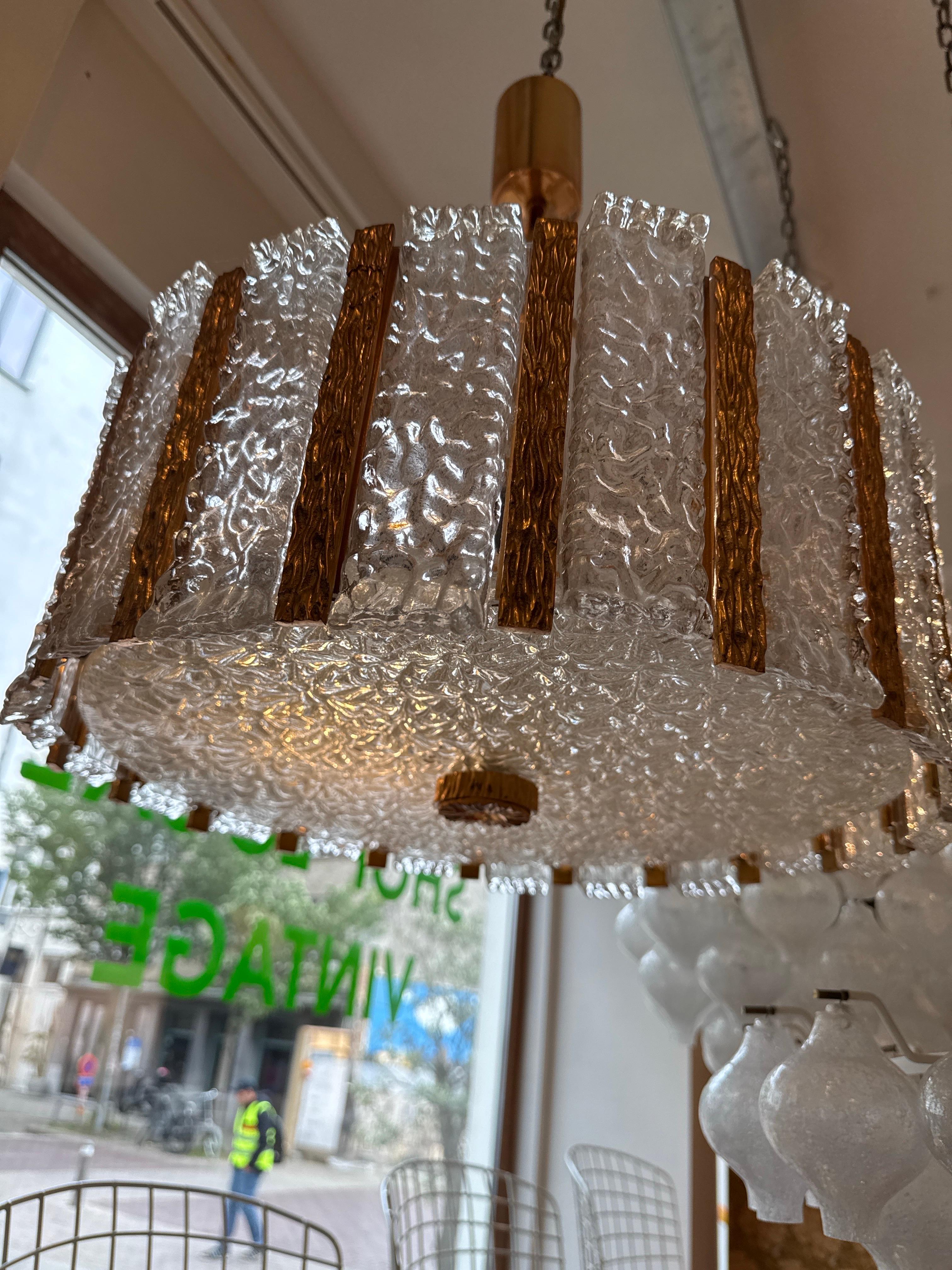 Metà XX secolo Grande lampadario Kalmar Ice in vetro e ottone in vendita