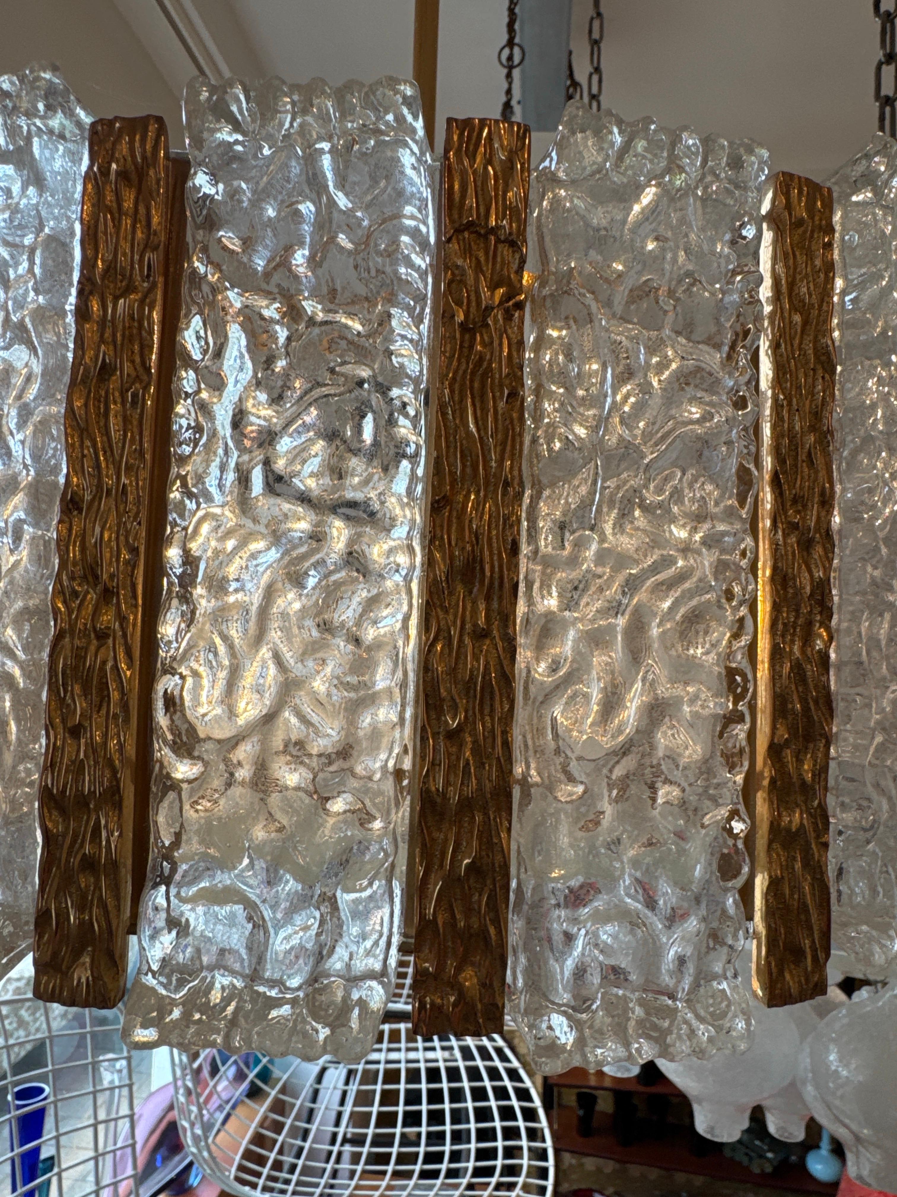 Ottone Grande lampadario Kalmar Ice in vetro e ottone in vendita