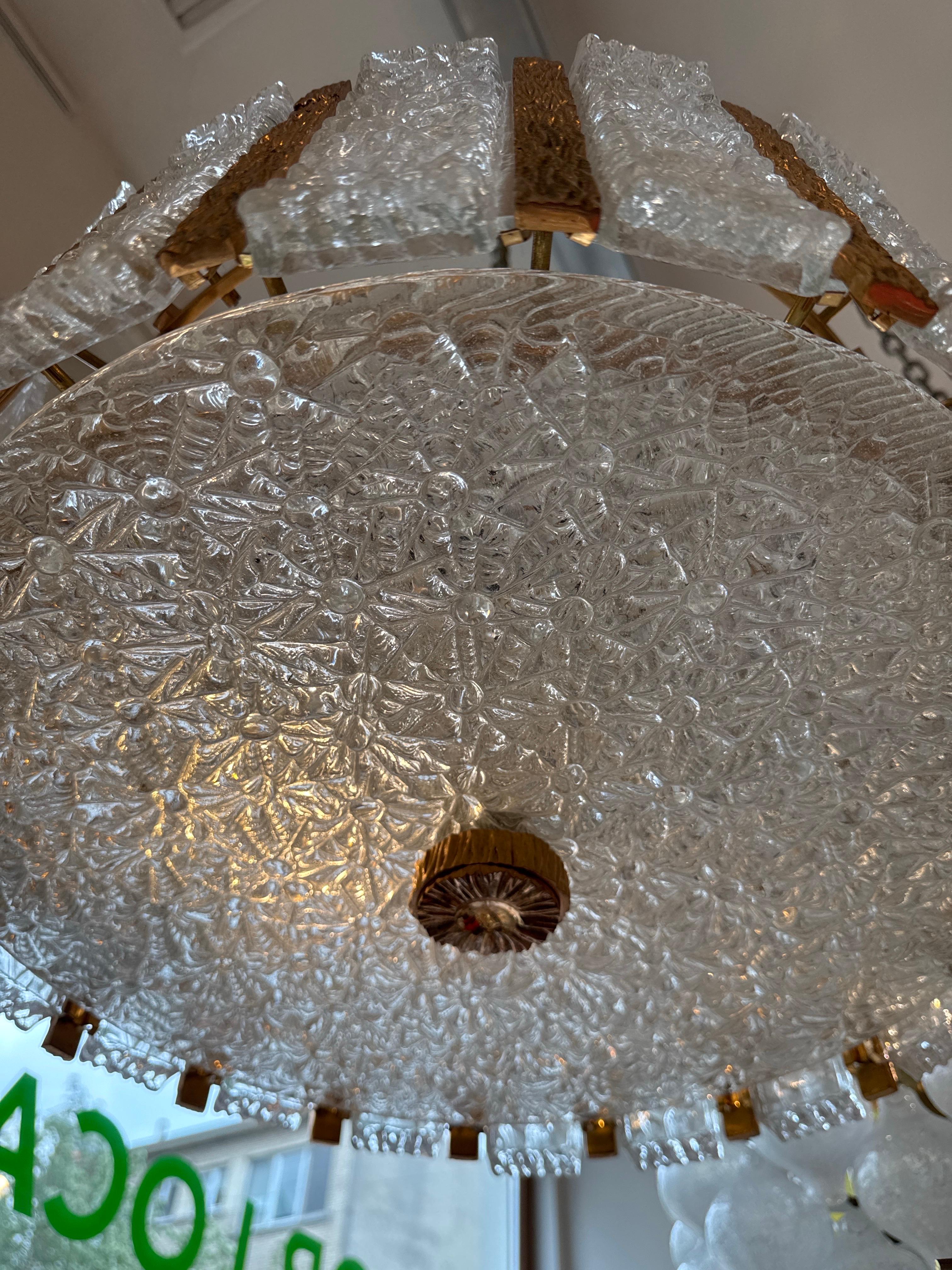 Grande lampadario Kalmar Ice in vetro e ottone in vendita 1