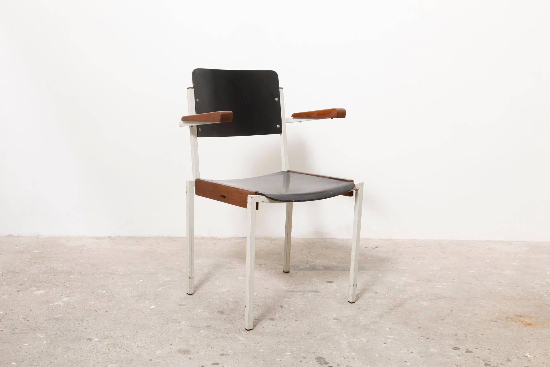 Ces chaises conçues par W H. Gispen ont été fabriquées dans les années 1950 pour Riemersma.
 
Les dossiers des chaises sont en bois laqué noir, les accoudoirs sont naturellement en teck et ont un aspect brut de patine, le cadre est en métal émaillé,