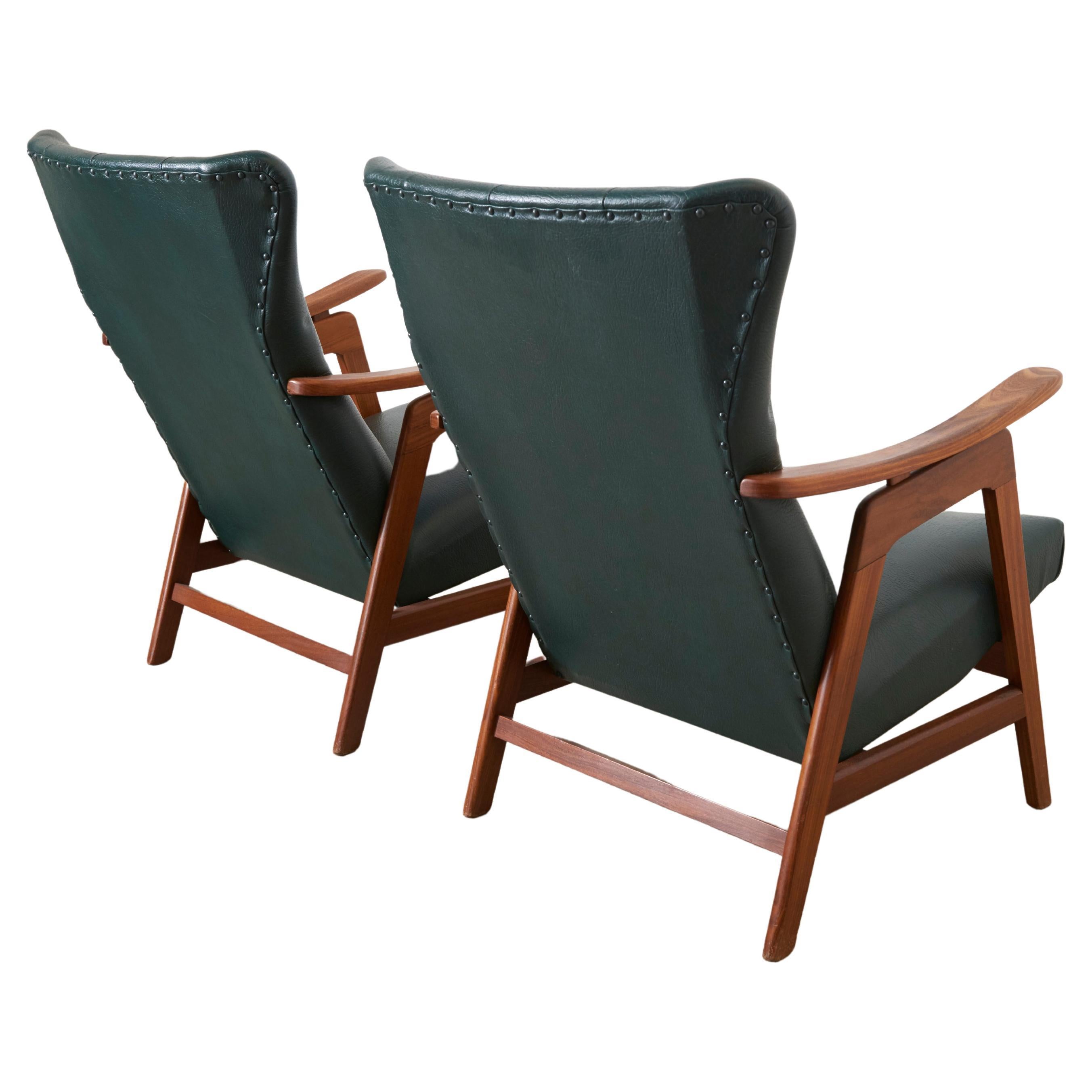 Magnifique ensemble de deux chaises longues conçues par Louis Van Teeffelen pour Webe, dans les années 1960. 

Les chaises sont dotées d'un superbe cadre en teck massif de forme organique et de leur revêtement d'origine en similicuir vert. 
Chaises