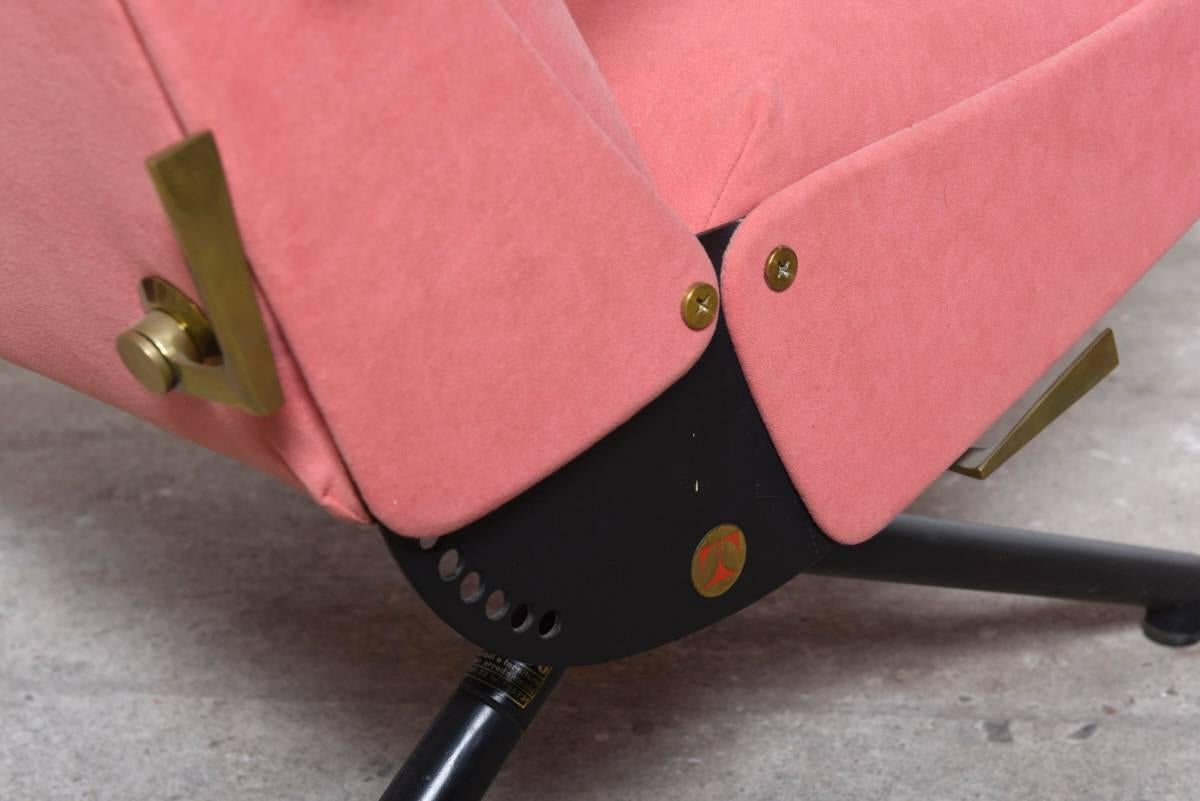 Pink fabric Osvaldo Borsani, P40 Lounge Chair for Tecno, Italy 2