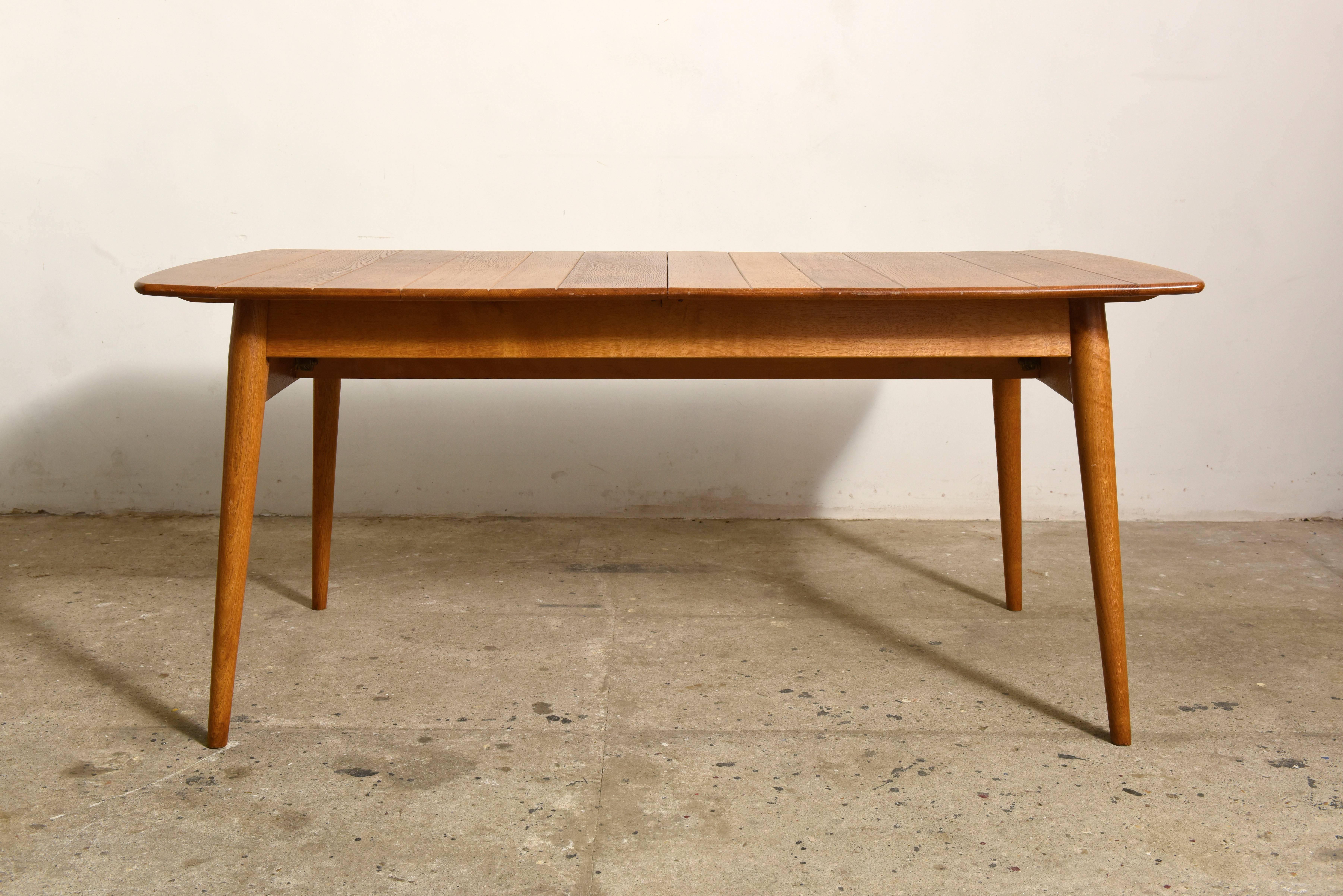 Beautiful handcrafted solid teak rectangular table to be extended with an intermediate leaf of 46 cm to a total length of 214 cm with an accent of tapered legs which gives the table an elegant look, the top of the table is a piece of solid teak
