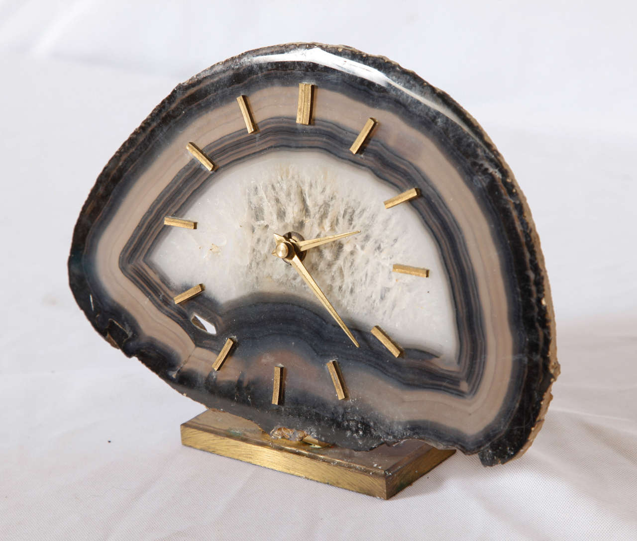Very great look formed through the nature Agate (polished stone),brass base and display. Table clock, Germany circa 1960s.
It works perfectly with a Junghaus clock AA-battery Made in Germany.