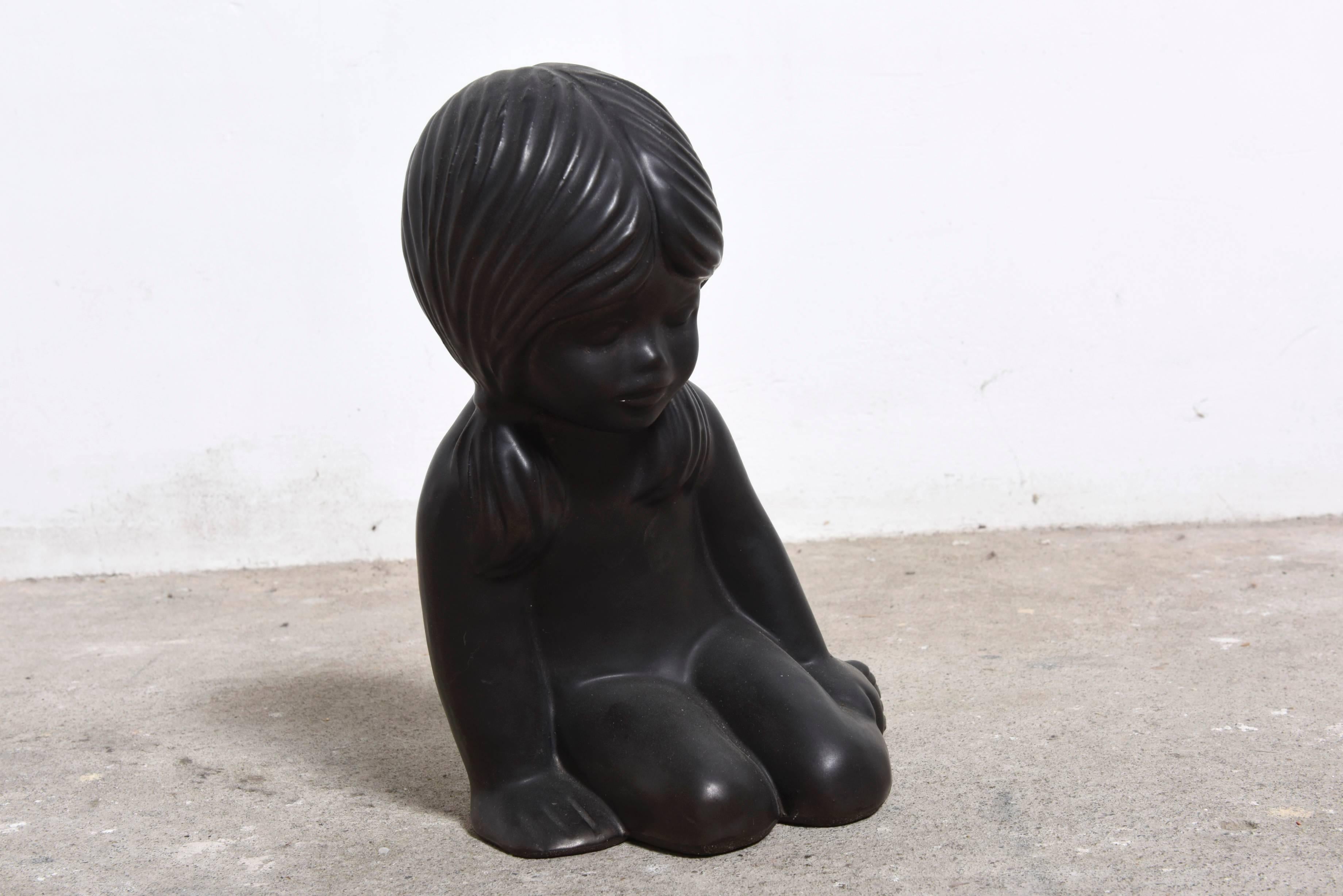 Schwarze Keramikskulptur eines jungen Mädchens von Elie van Damme für Amphora, 1970, gegossen, metallische Glasur. Unterzeichnet A.E.L.