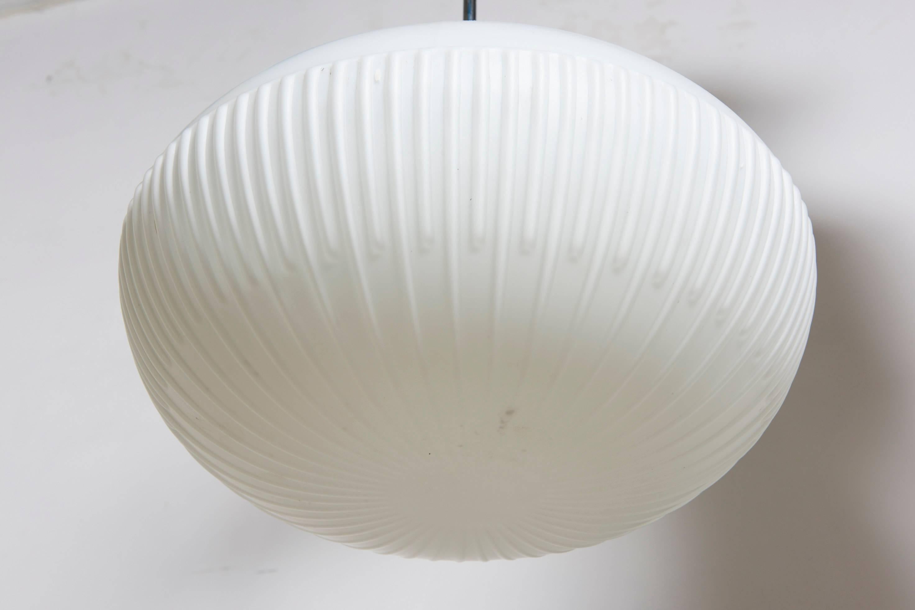 Scandinave moderne Pendentif en verre opalin blanc Fog et Mørup, Danemark en vente