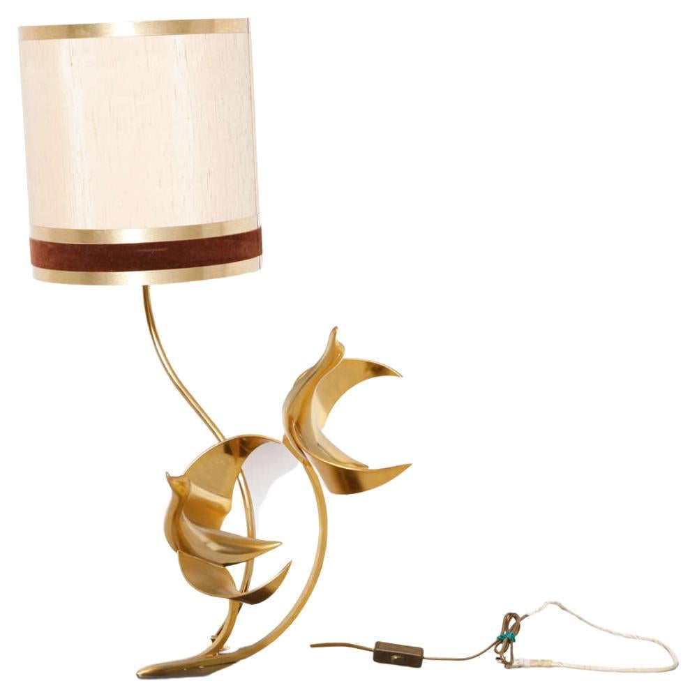 The elegant birds in flight are made of solid brass,produced in Italy, 1970s with the original shade. 