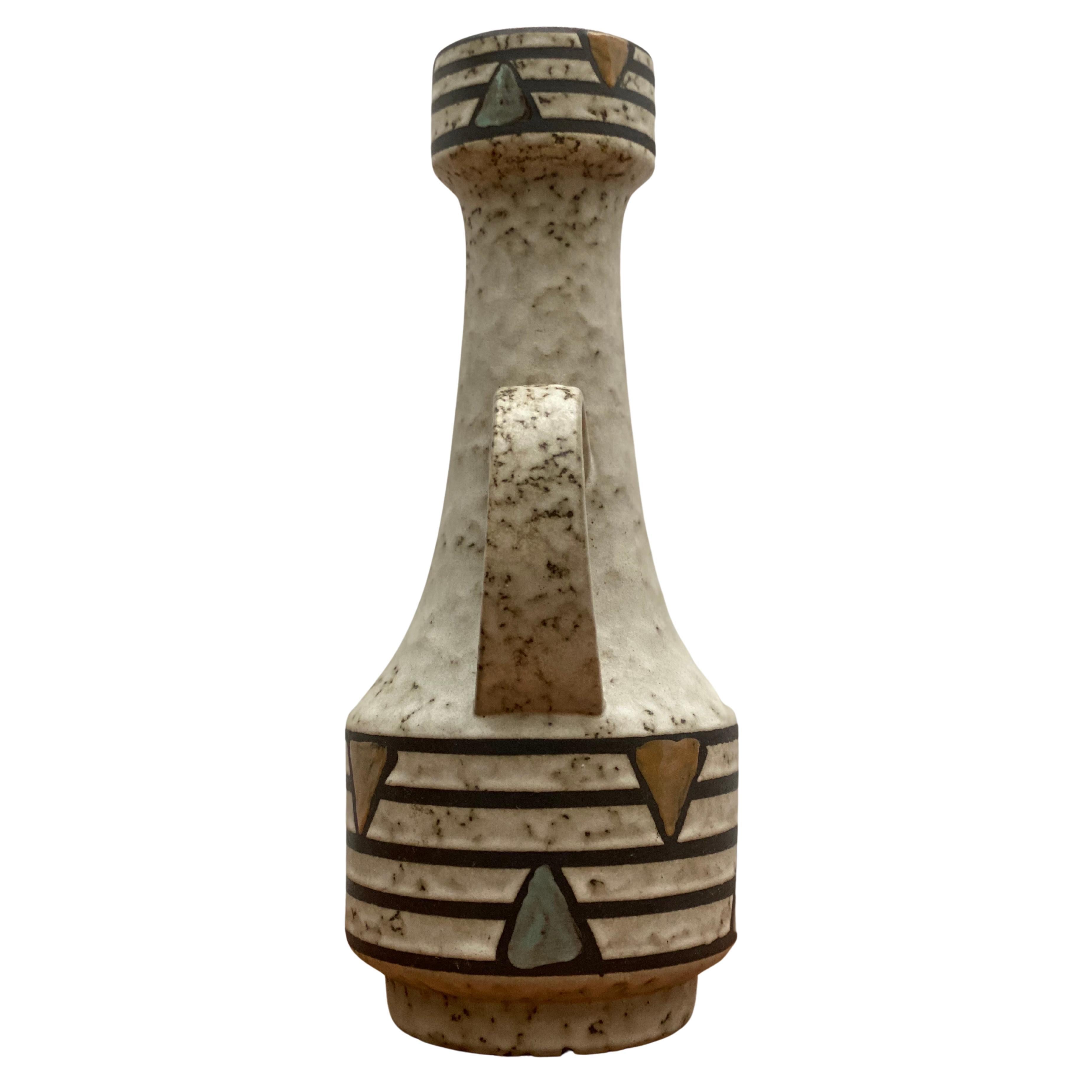 Vaso in ceramica con figure astratte in giallo tenue e verde tenue prodotto in Germania negli anni '60 da Jasba, in perfette condizioni, firmato sul fondo W. Germany.