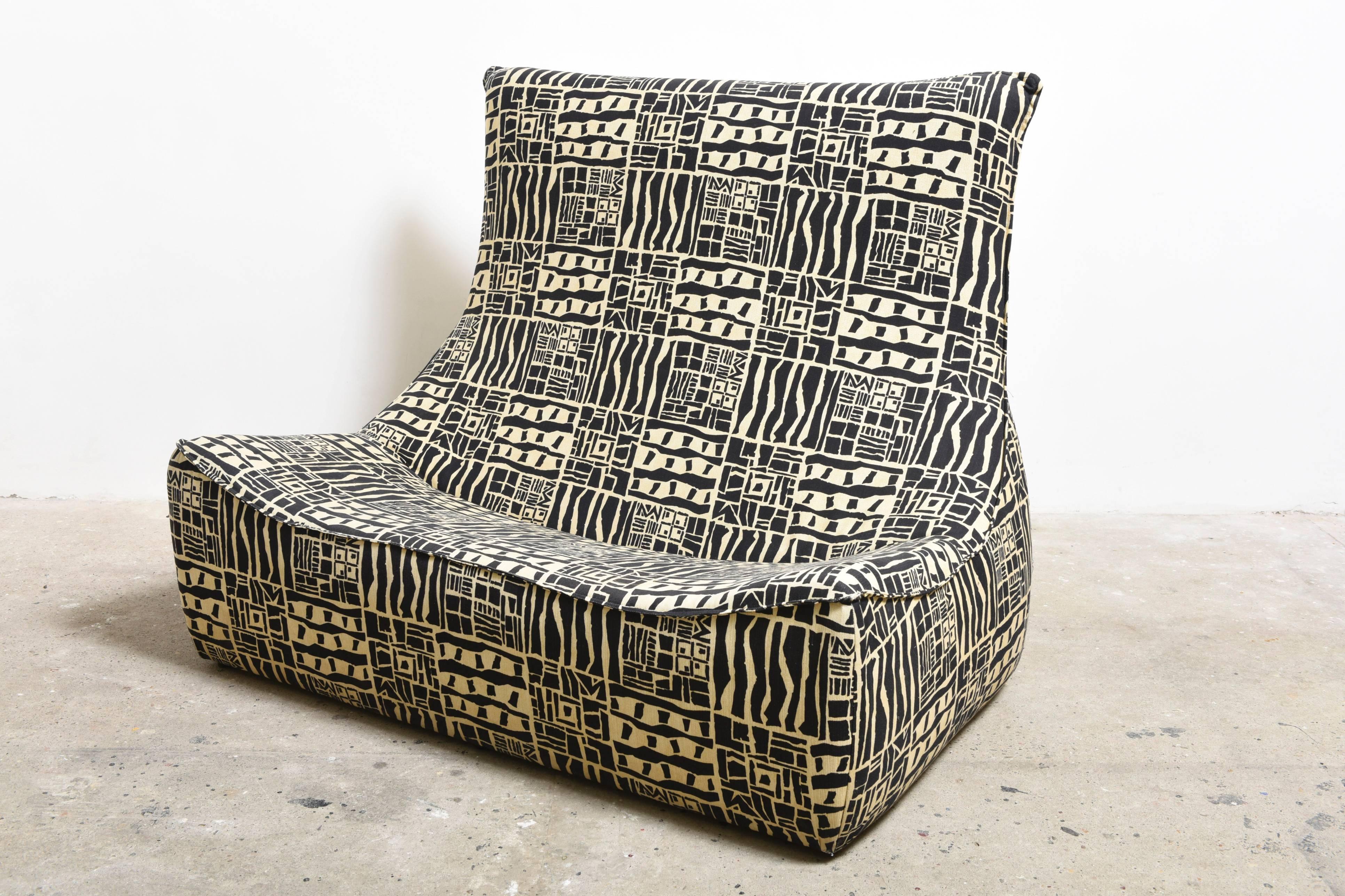 Fabulous 1980s printed canvas sofa from the Rock series. 

Designed by Gerard Van Den Berg for Montis, Dutch design, 1980s. 

The canvas is in original good condition.