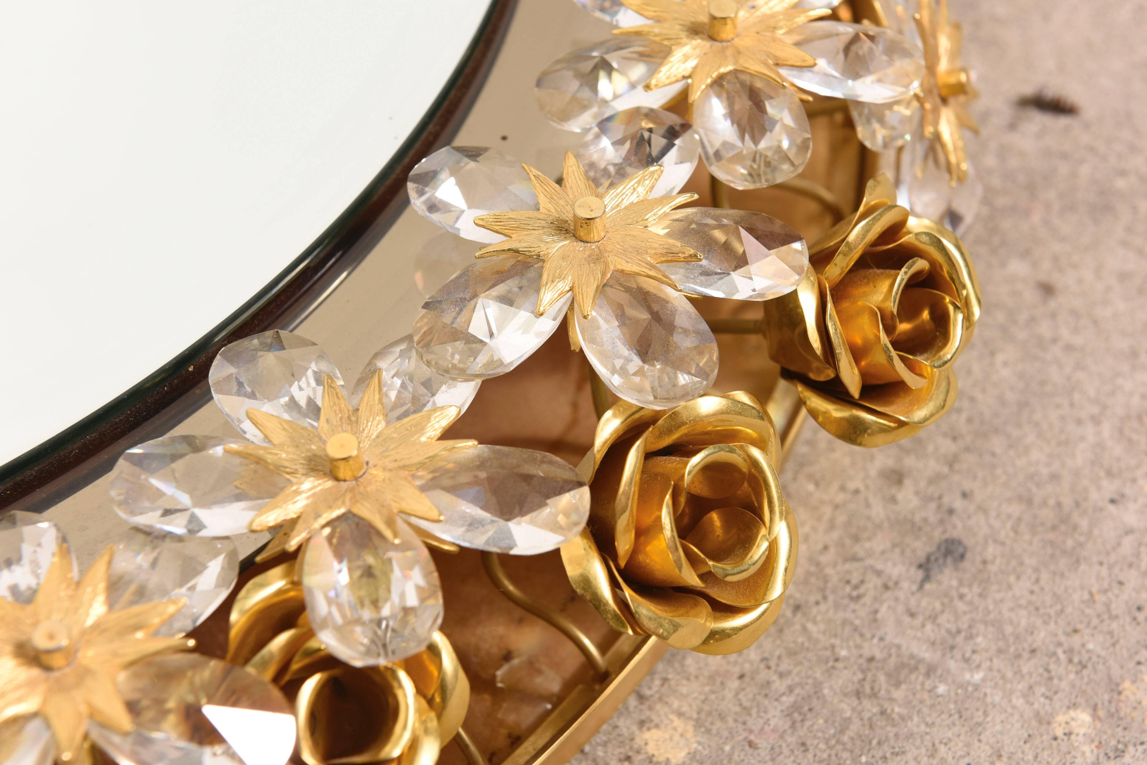 Großer Kristallblumen und vergoldete Rosen Beleuchteter Spiegel von Palwa (Moderne der Mitte des Jahrhunderts) im Angebot