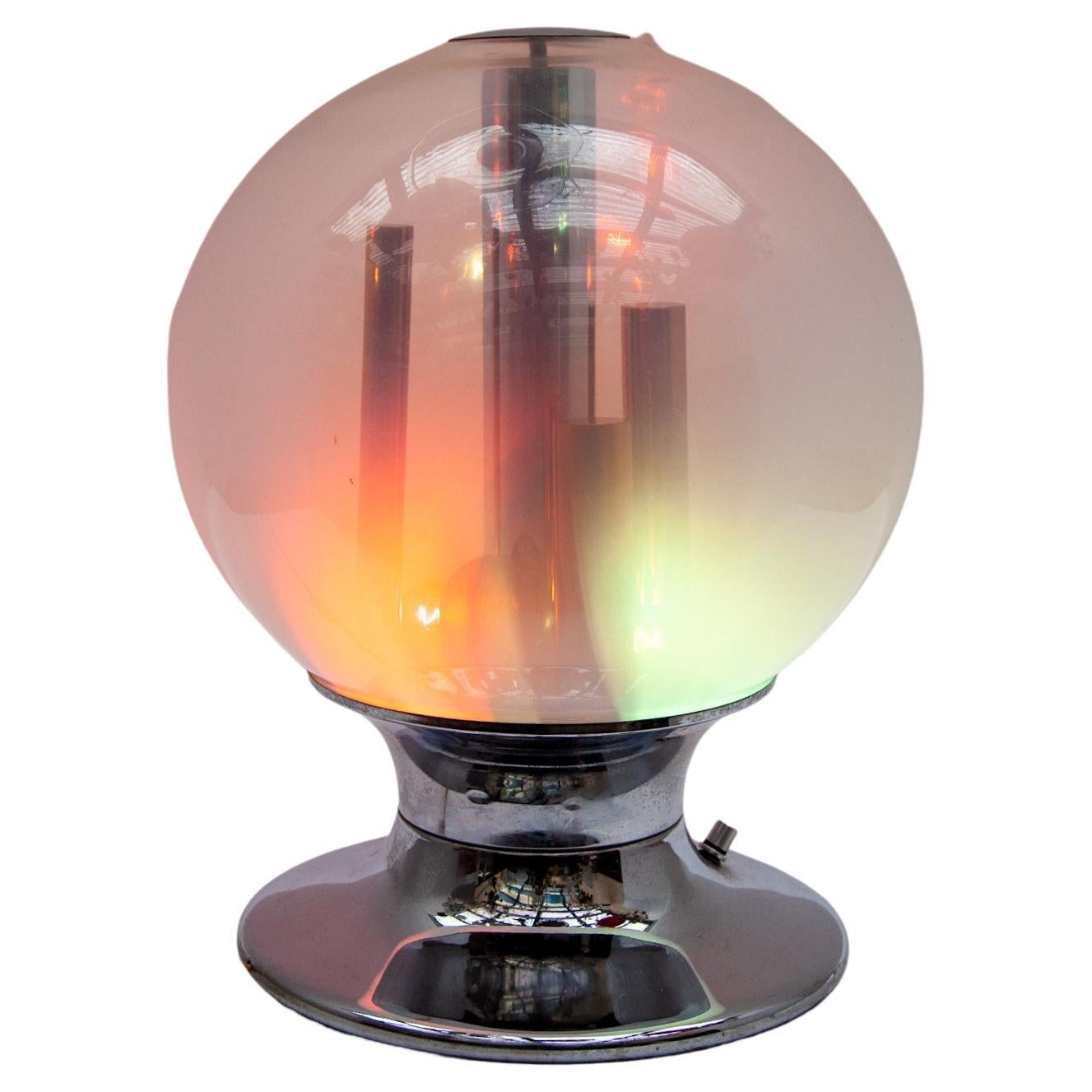 Lampe de table à globe en verre blanc fabriquée par Selenova dans les années 1960. Les colonnes en laiton et en chrome, les quatre ampoules colorées, le diffuseur en verre ombragé et le gradateur d'origine en état de marche créent un effet de