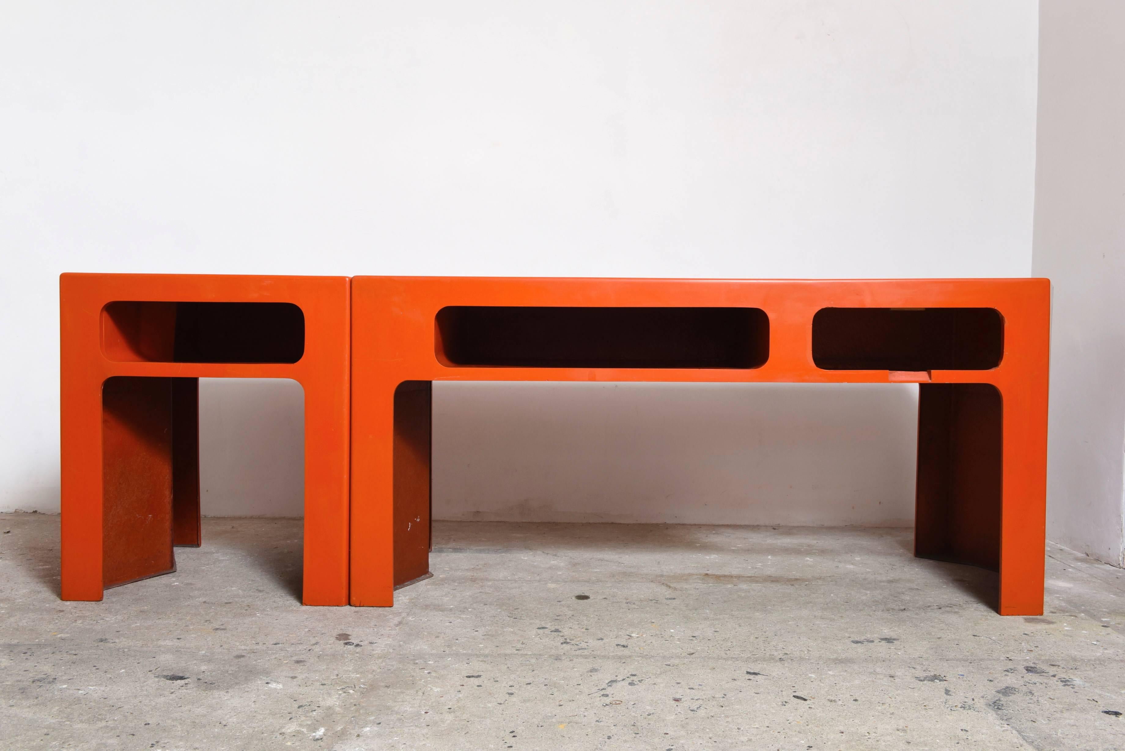 Beautiful creation by Marc Berthier, very representative of the 1960s, molded fiber glass lacquered red/orange, very rare found in this color, edited by Prisunic. Shop counter, writing desk composed of two elements can also be used separately,