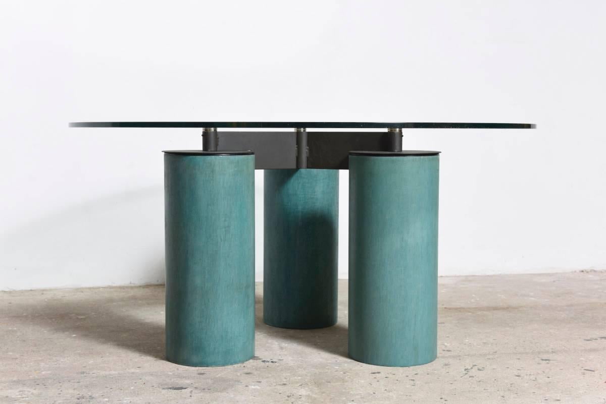 Italian crystal top table designed by David Law, Lella and Massimo Vignelli, for Acerbis International, circa 1985.
System of table with glass crystal top supported by columns with a significant diameter in different Fine materials:Fresco finish