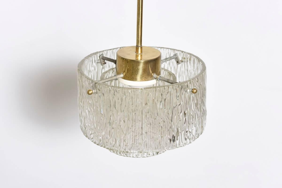 Laiton Lustre rond en verre texturé Kalmar en vente