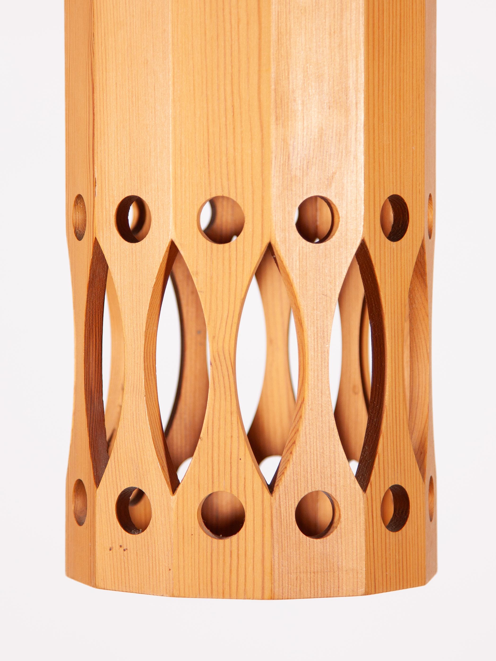 Fine XX secolo Ciondolo in legno di pino di L.O., metà del secolo scorso. Nilsson per Nordisk Present, anni '70 in vendita
