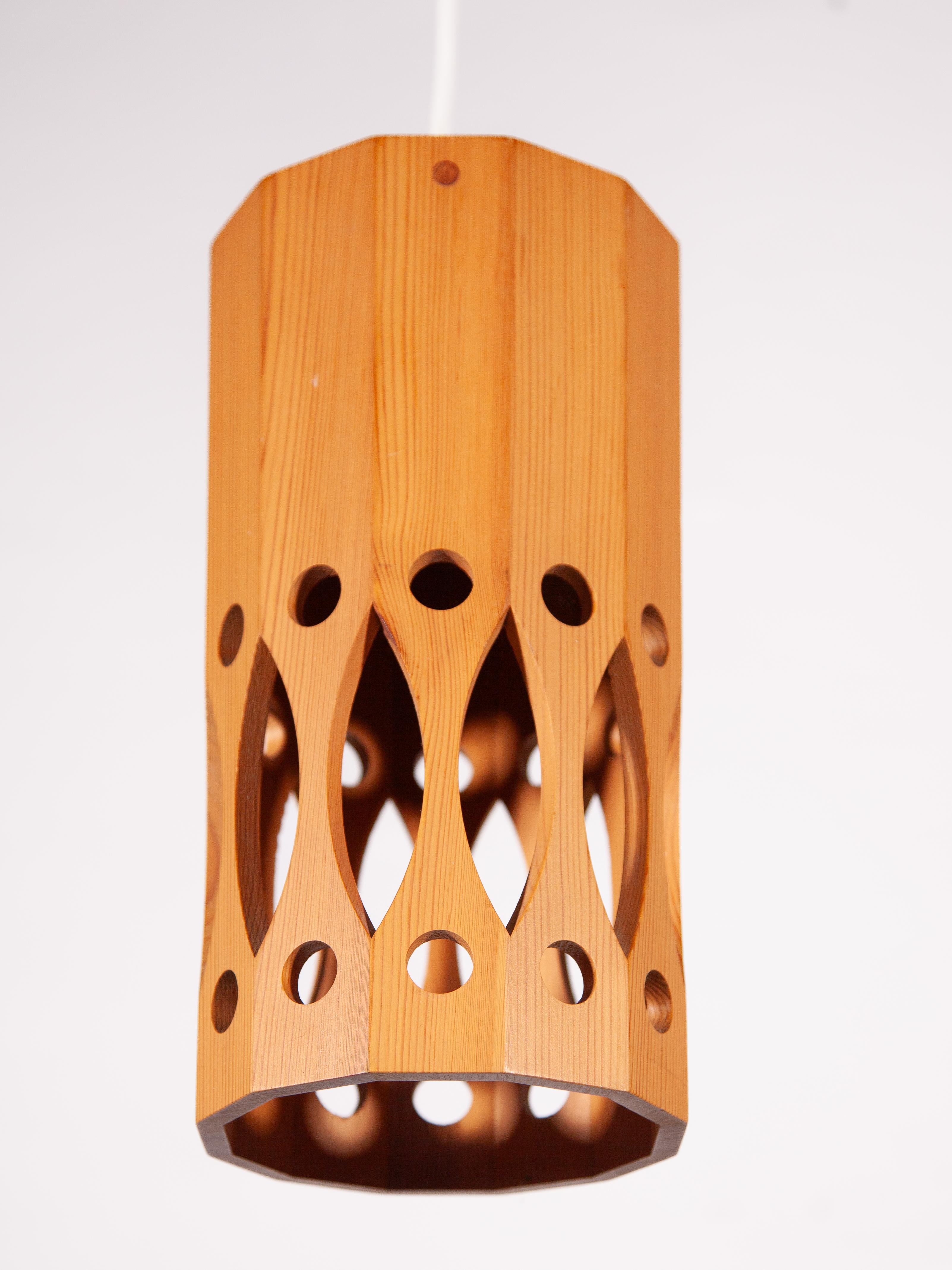 Scandinavo moderno Ciondolo in legno di pino di L.O., metà del secolo scorso. Nilsson per Nordisk Present, anni '70 in vendita