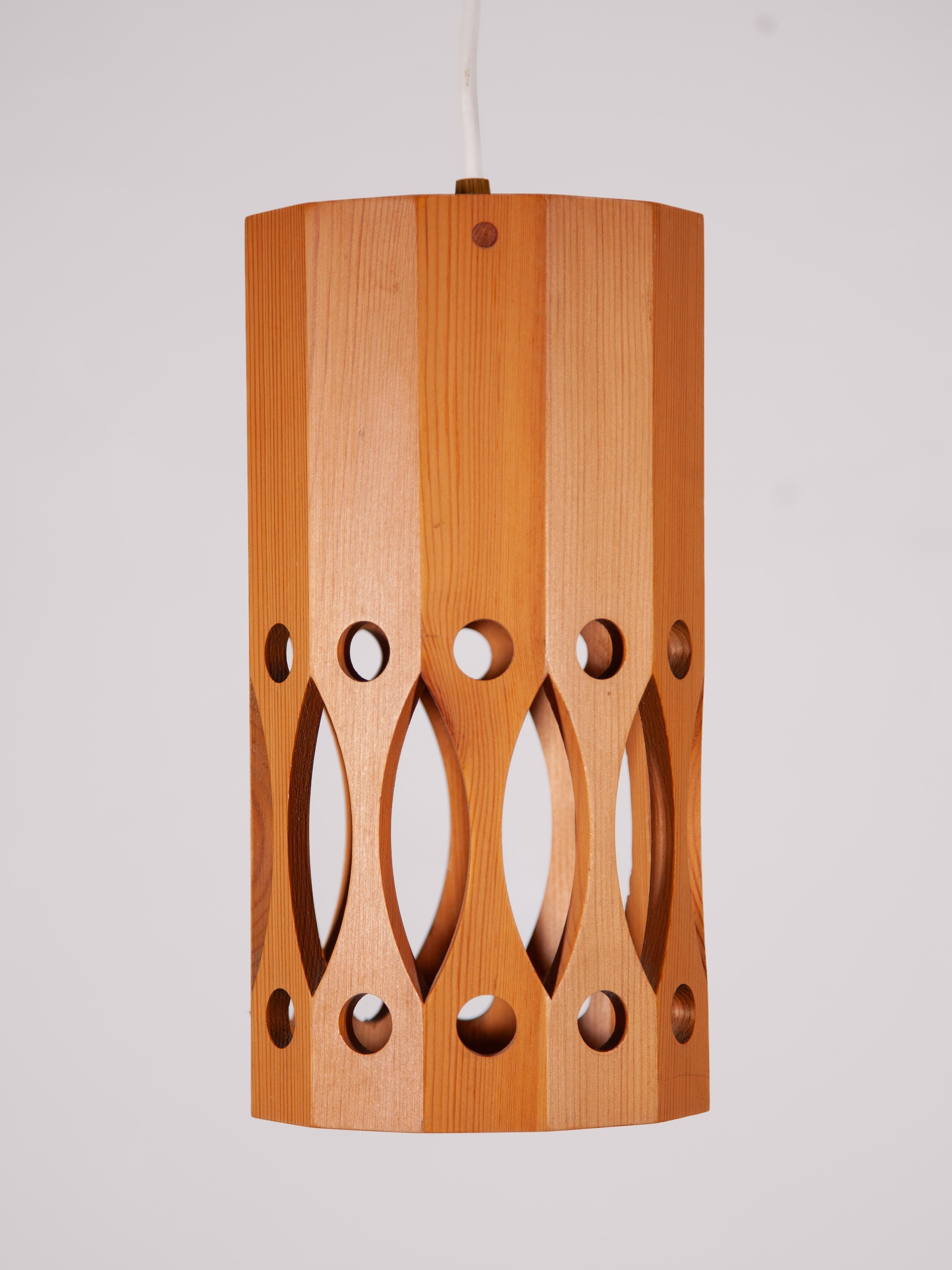 Svedese Ciondolo in legno di pino di L.O., metà del secolo scorso. Nilsson per Nordisk Present, anni '70 in vendita