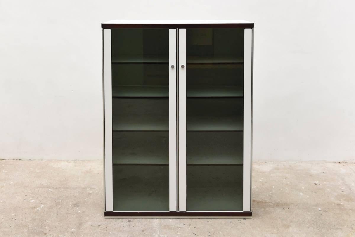 Beautiful 1960s Italian furniture, designed Collectie Paleola for Gisessanta, formica in combination with aluminum accents, pallissander fineer and fume glass, display cabinet.
An innovative 1960s modular system for home or office.

One door
