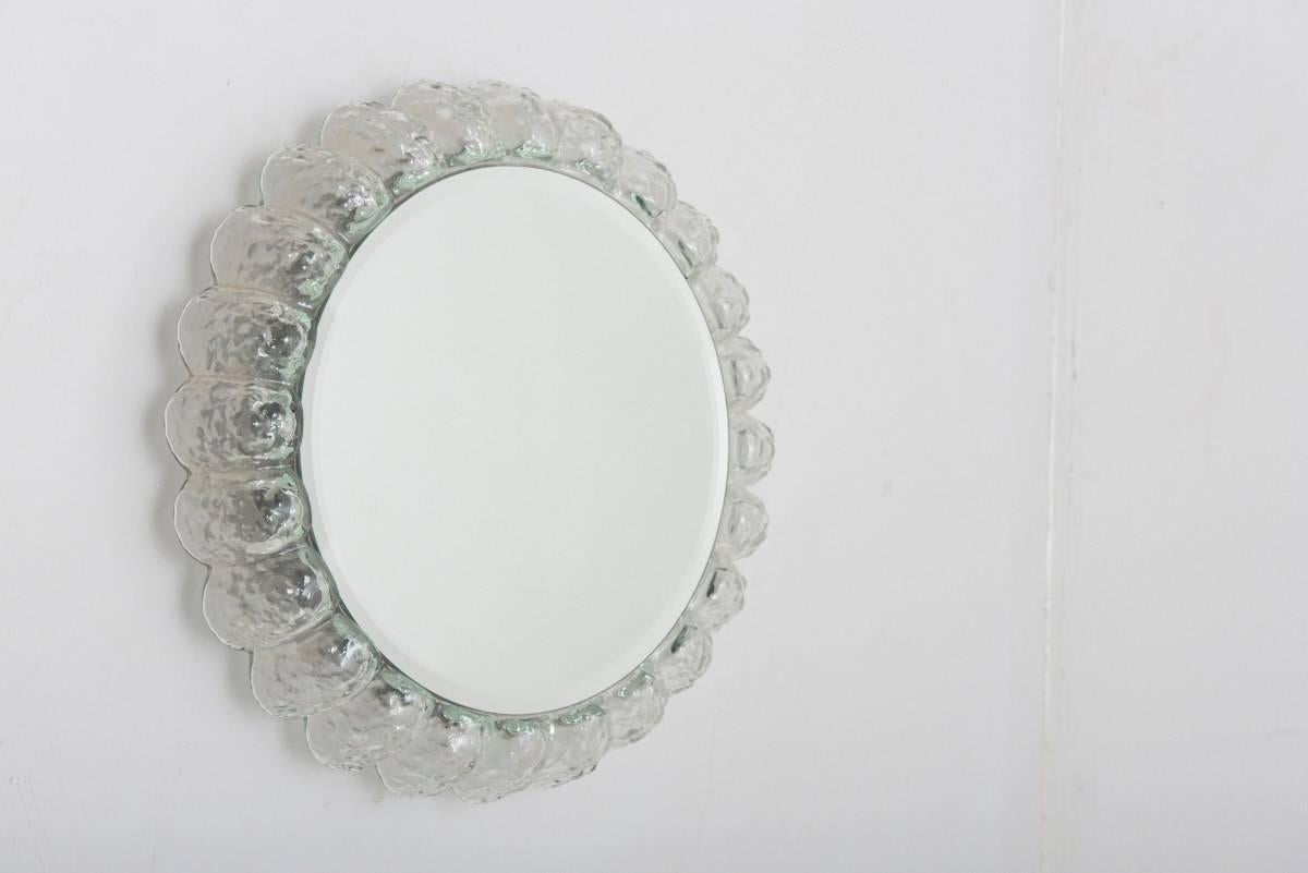 An illuminating, circa 1970s round wall mirror. 
Very good vintage condition.